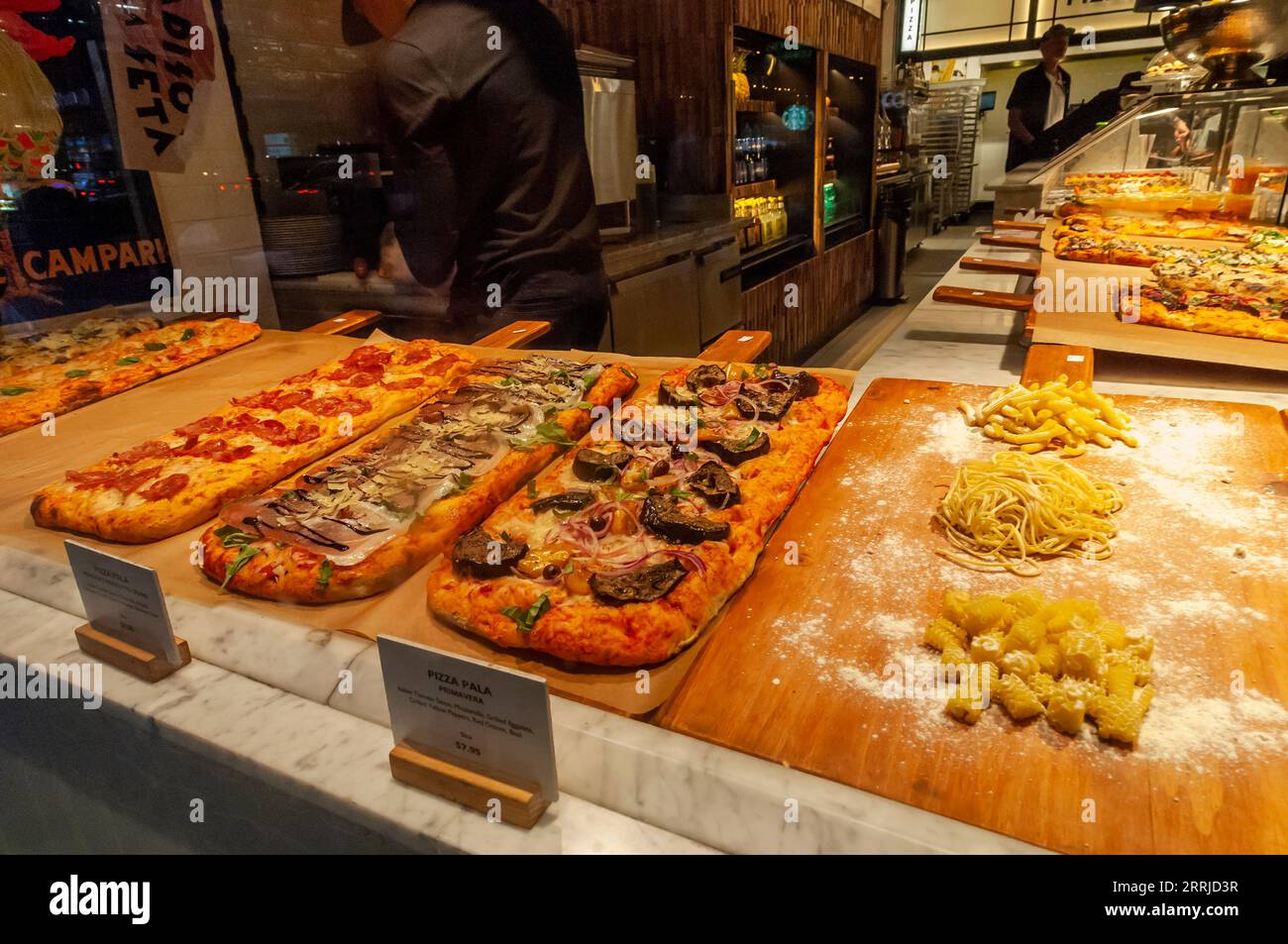 Pizza, die am Mittwoch, den 30. August 2023, in einem Pizzeria-Fenster im Garment District in New York ausgestellt wird. (© Richard B. Levine) Stockfoto