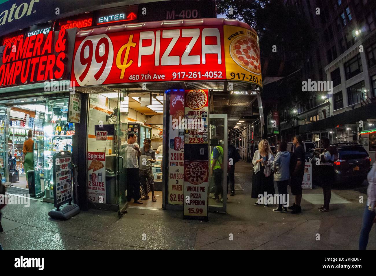 Hungrige Pizzaliebhaber essen am Mittwoch, den 30. August 2023, in einer 99 Cent Pizzeria in Midtown Manhattan in New York. (© Richard B. Levine) Stockfoto