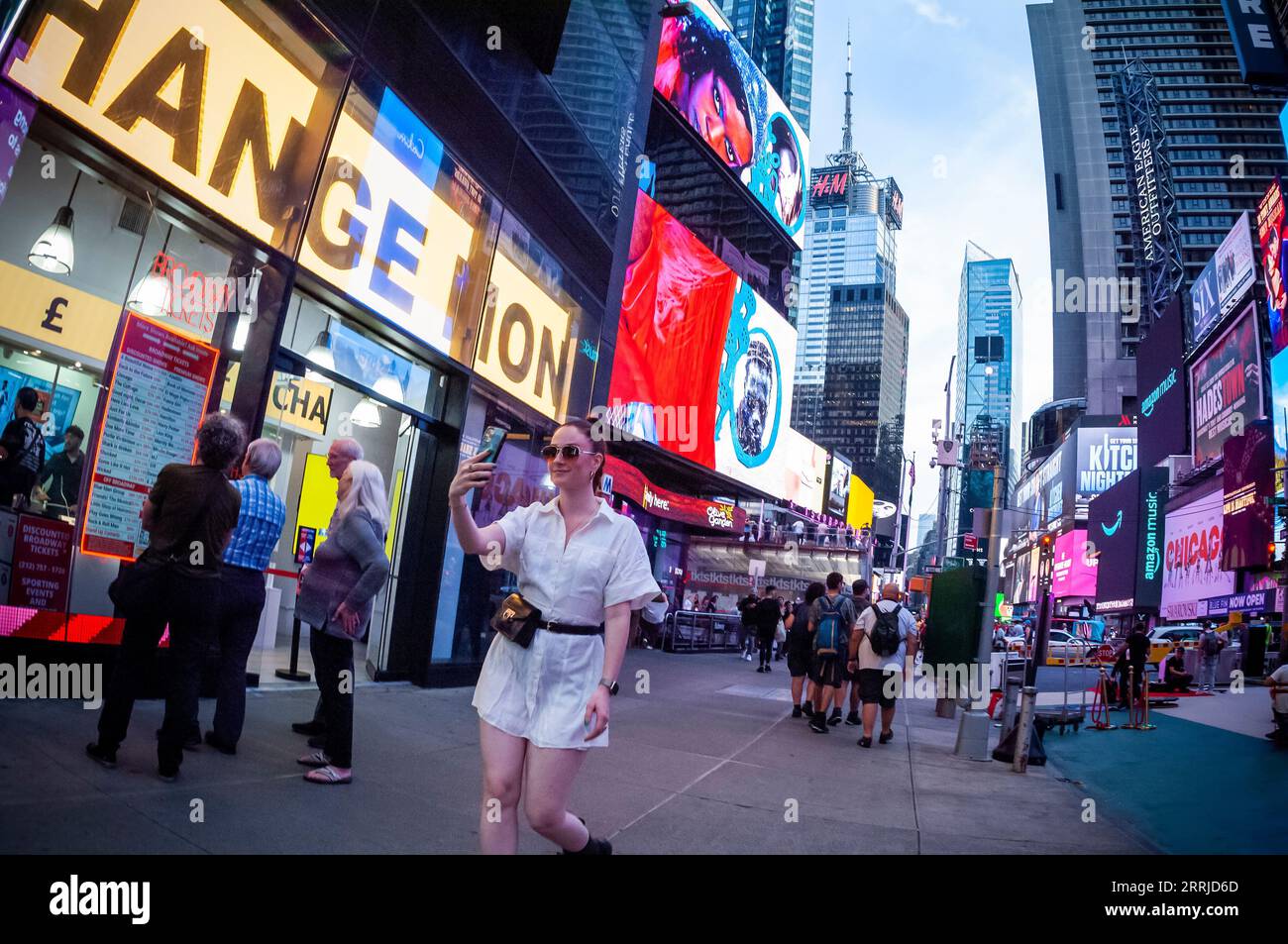Am Mittwoch, den 30. August 2023, finden am Times Square in New York zahlreiche Menschen statt. © Richard B. Levine) Stockfoto