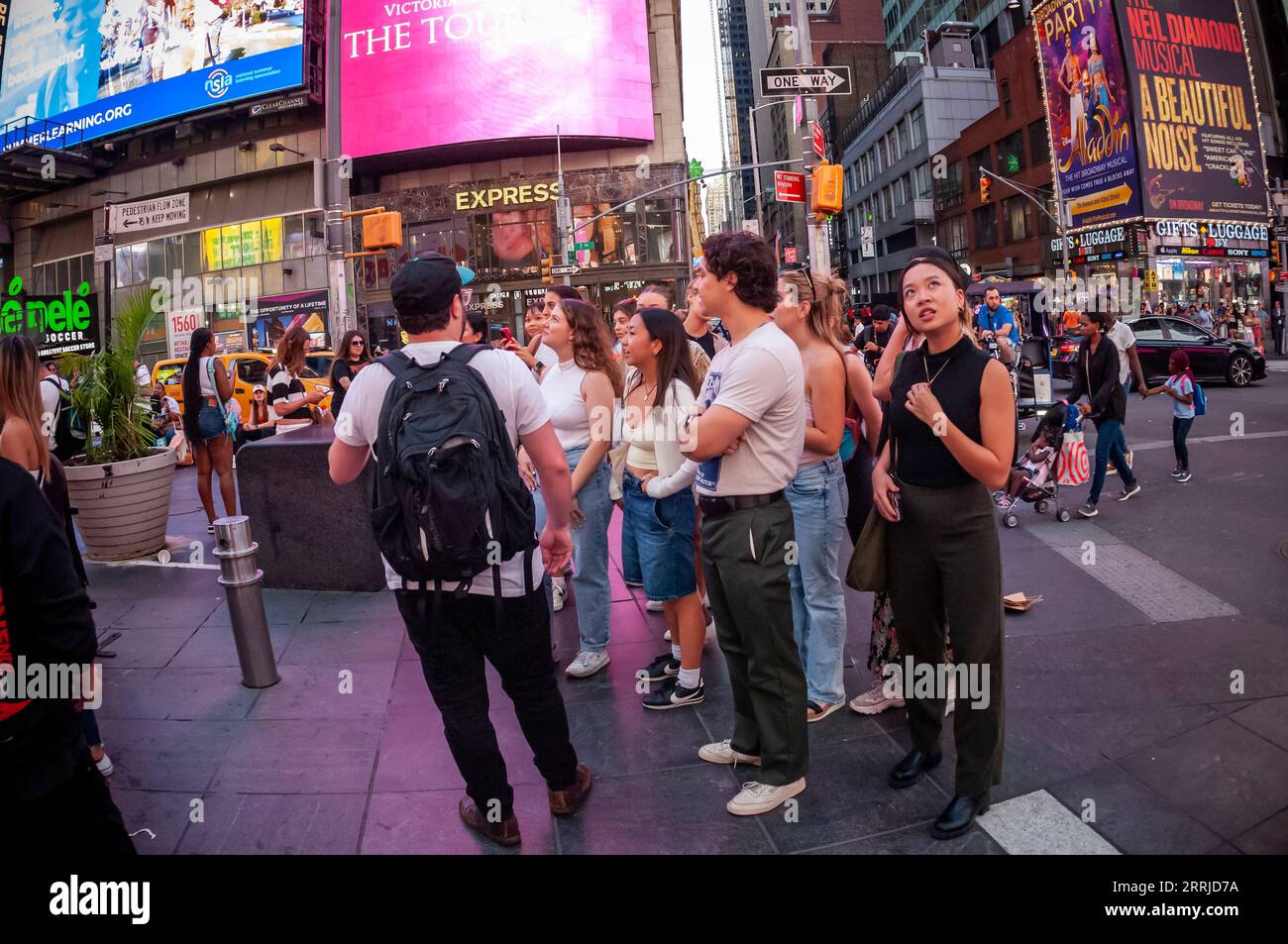 Am Mittwoch, den 30. August 2023, finden am Times Square in New York zahlreiche Menschen statt. © Richard B. Levine) Stockfoto