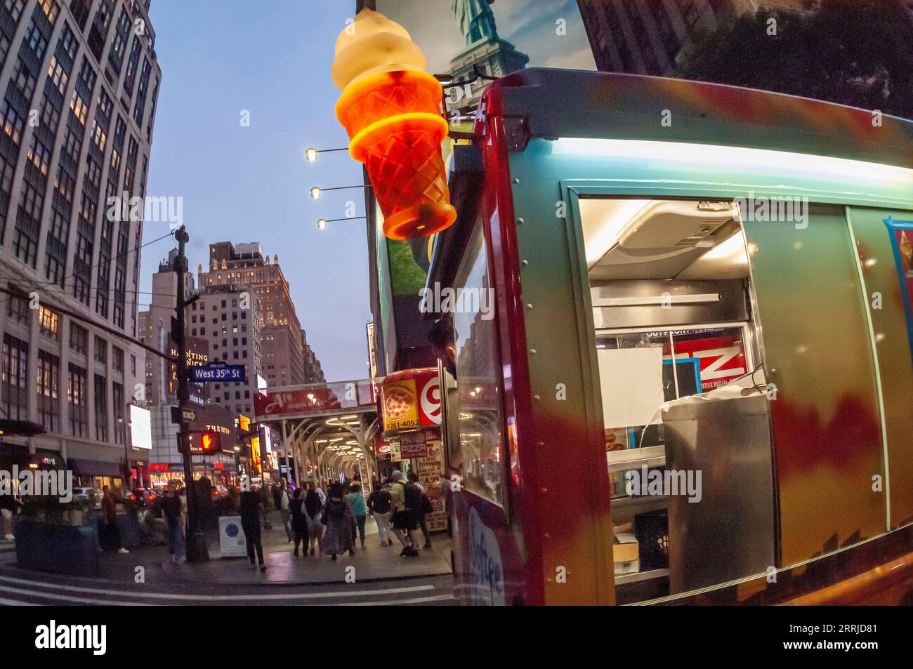Softeiswagen in Midtown Manhattan in New York am Mittwoch, den 30. August 3023. (© Richard B. Levine) Stockfoto