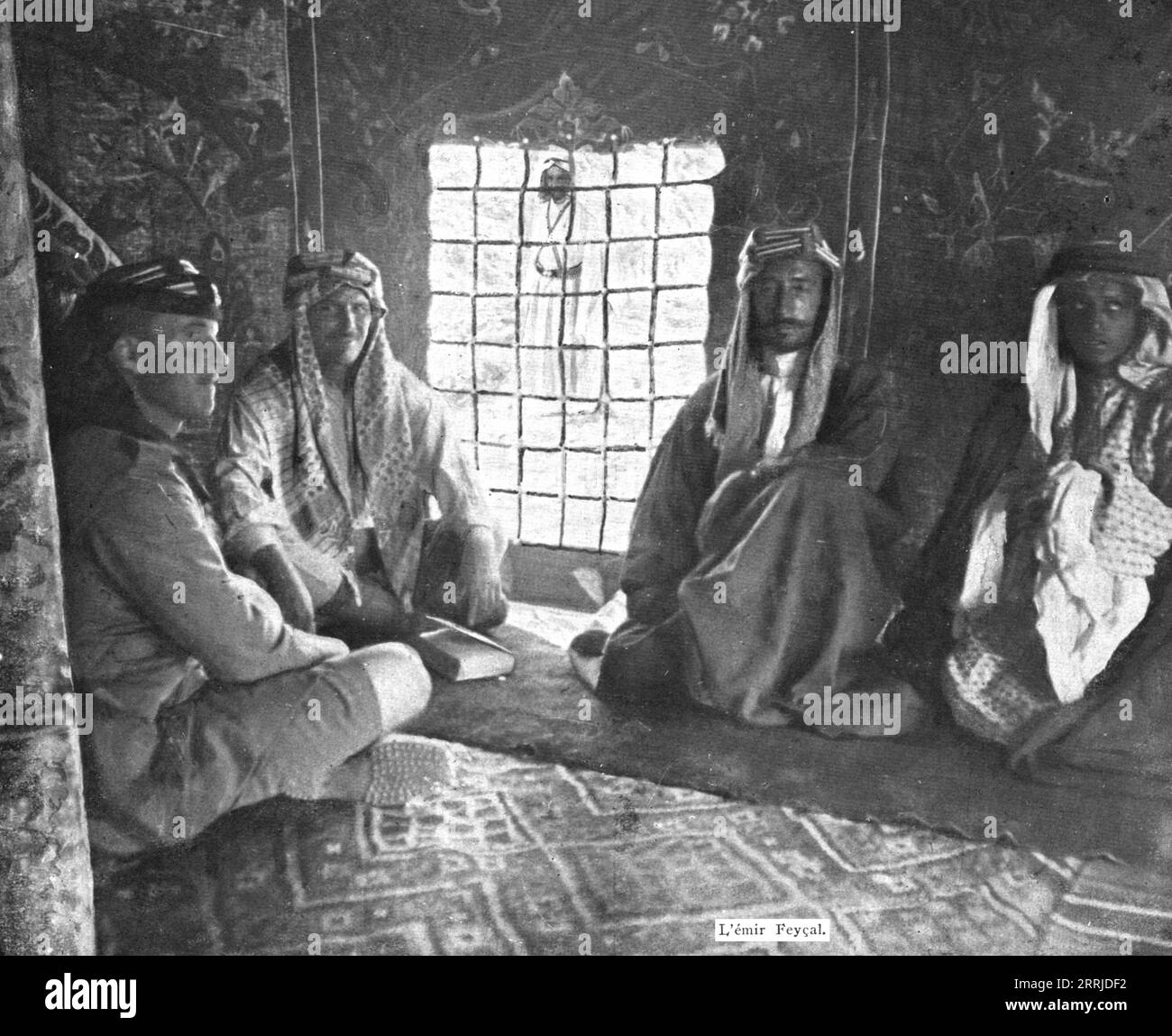 "Entfernte Fronten, in Hejaz; einer der Söhne des Königs von Hejaz: Der Emir Faisal unter seinem Zelt", 1917. Aus L’Album de la Guerre 1914-1919, Band 2 [L’Illustration, Paris, 1924]. Stockfoto