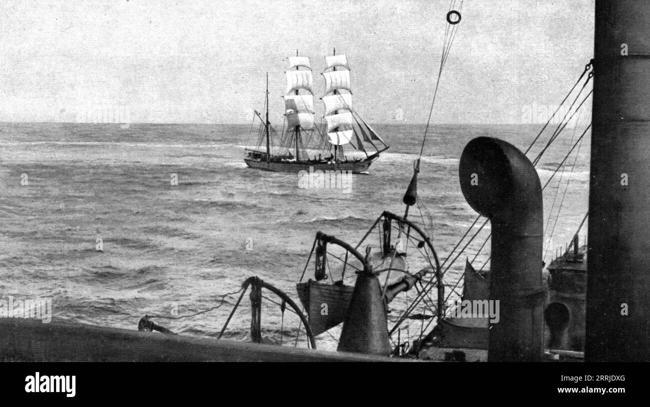 "Auf See; während des Einschiffens dreht ein Patrouillenkreuzer auf dem besuchenden Schiff, das es in seinem Gefolge umgibt", 1917. Aus L’Album de la Guerre 1914-1919, Band 2 [L’Illustration, Paris, 1924]. Stockfoto