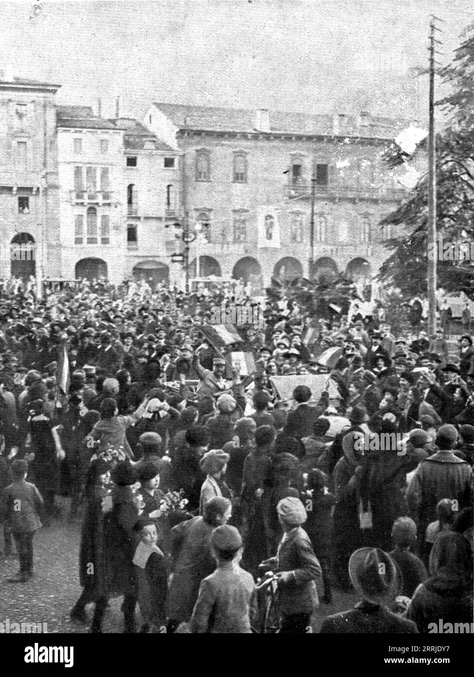 "Französische Truppen in Italien; in Verona: Französische Offiziere werden von der Menge auf einem Stadtplatz bejubelt", 1917. Aus L’Album de la Guerre 1914-1919, Band 2 [L’Illustration, Paris, 1924]. Stockfoto