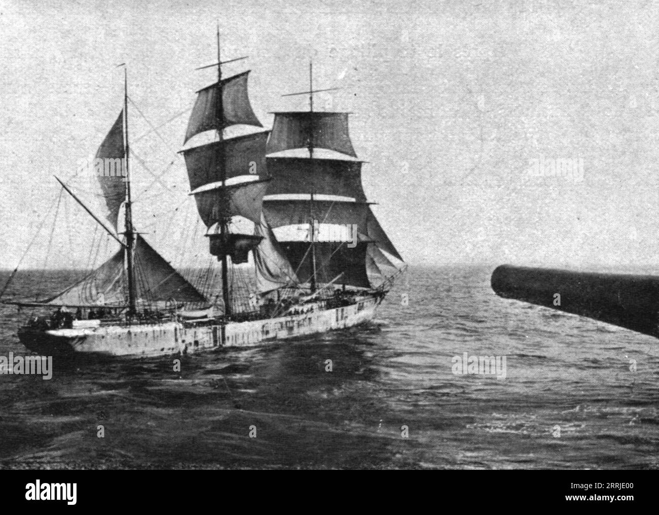 "Auf See; Ein Segelboot fährt an Bord: Während des gesamten Besuchs bleibt das Schiff unter der Kanone eines Patrouillenboots", 1917. Aus L’Album de la Guerre 1914-1919, Band 2 [L’Illustration, Paris, 1924]. Stockfoto