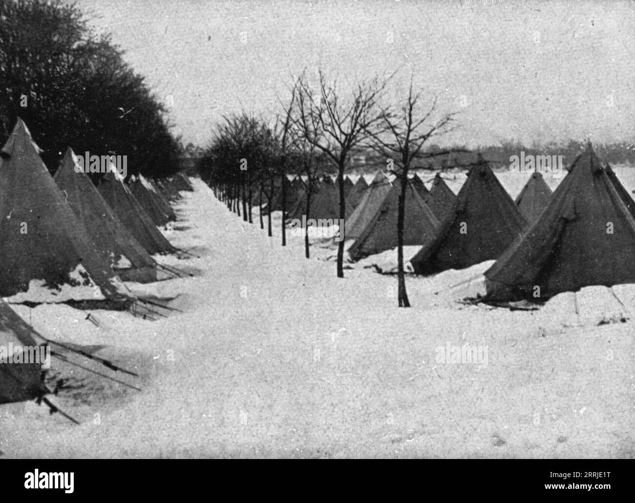 "In Canada: The Halifax Explosion; Zelte im Schnee für Überlebende", 1917. Aus L’Album de la Guerre 1914-1919, Band 2 [L’Illustration, Paris, 1924]. Stockfoto