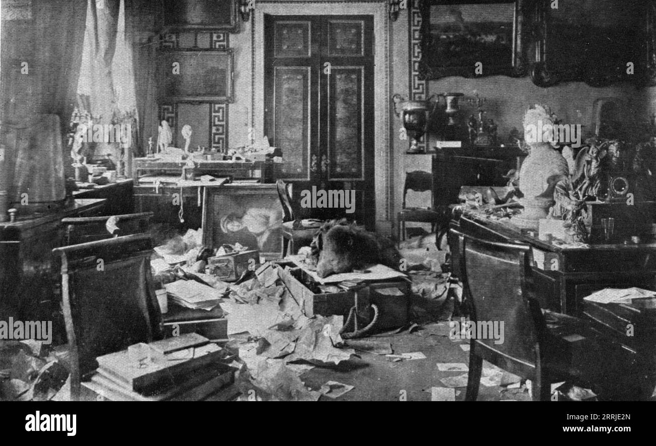 "Der bolschewistische Putsch in Russland; das Studium von Zar Alexander II., dem Vorfahren von Nikolaus II., nach der Plünderung des Winterpalastes in der Nacht vom 7. Auf den 8. November 1917: Bis dahin war alles im Zimmer so geblieben, wie es war. Der Souverän hatte es verlassen, als er am 2. März 1881 starb, und man konnte seine letzte unvollendete Zigarette sehen, 1917. Aus L’Album de la Guerre 1914-1919, Band 2 [L’Illustration, Paris, 1924]. Stockfoto