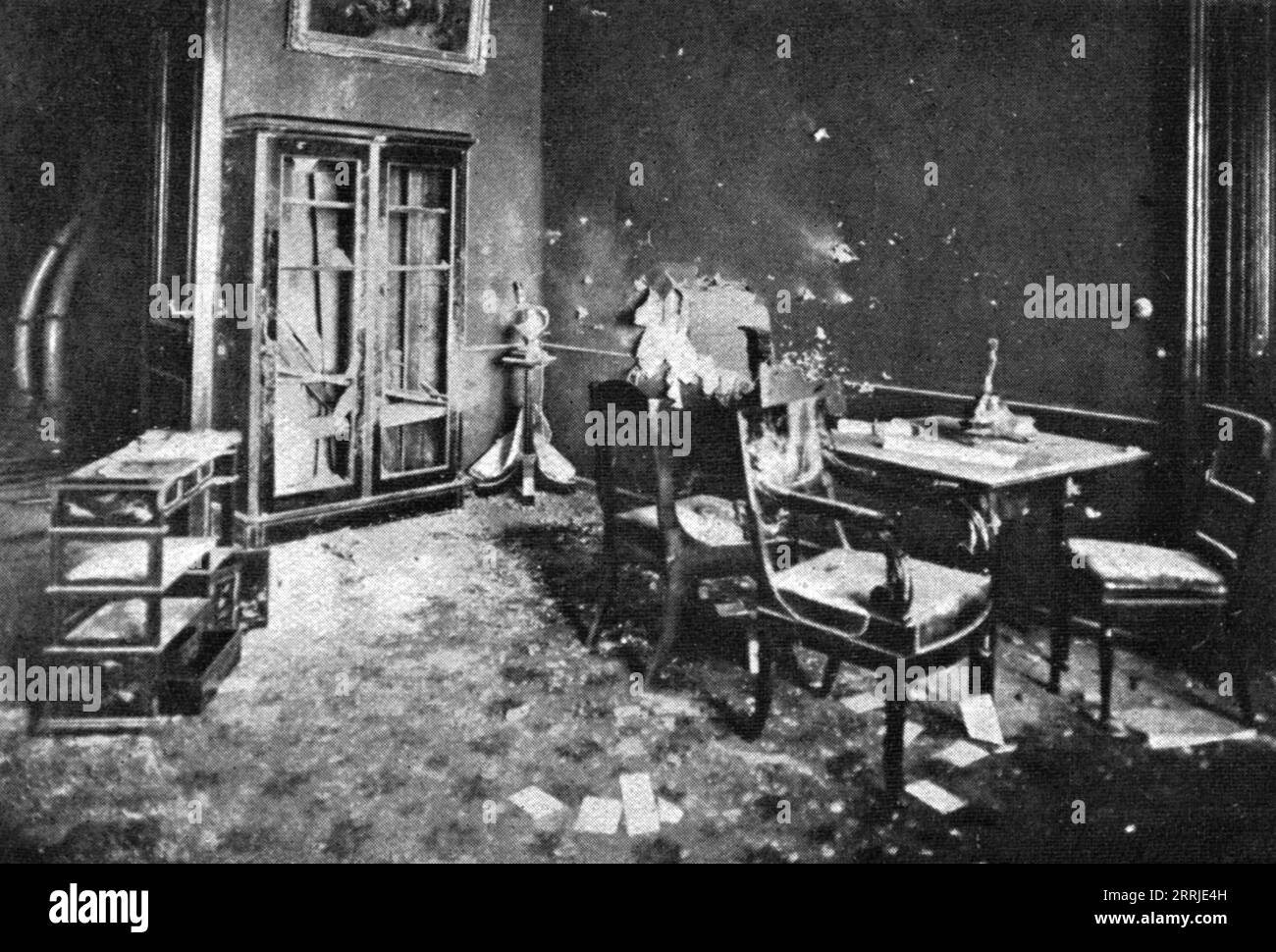 "Der bolschewistische Putsch in Russland; die Studie der Kaiserin-Witwe Marie Feodorovna; in der Wand, ein Muschelloch", 1917. Aus L’Album de la Guerre 1914-1919, Band 2 [L’Illustration, Paris, 1924]. Stockfoto