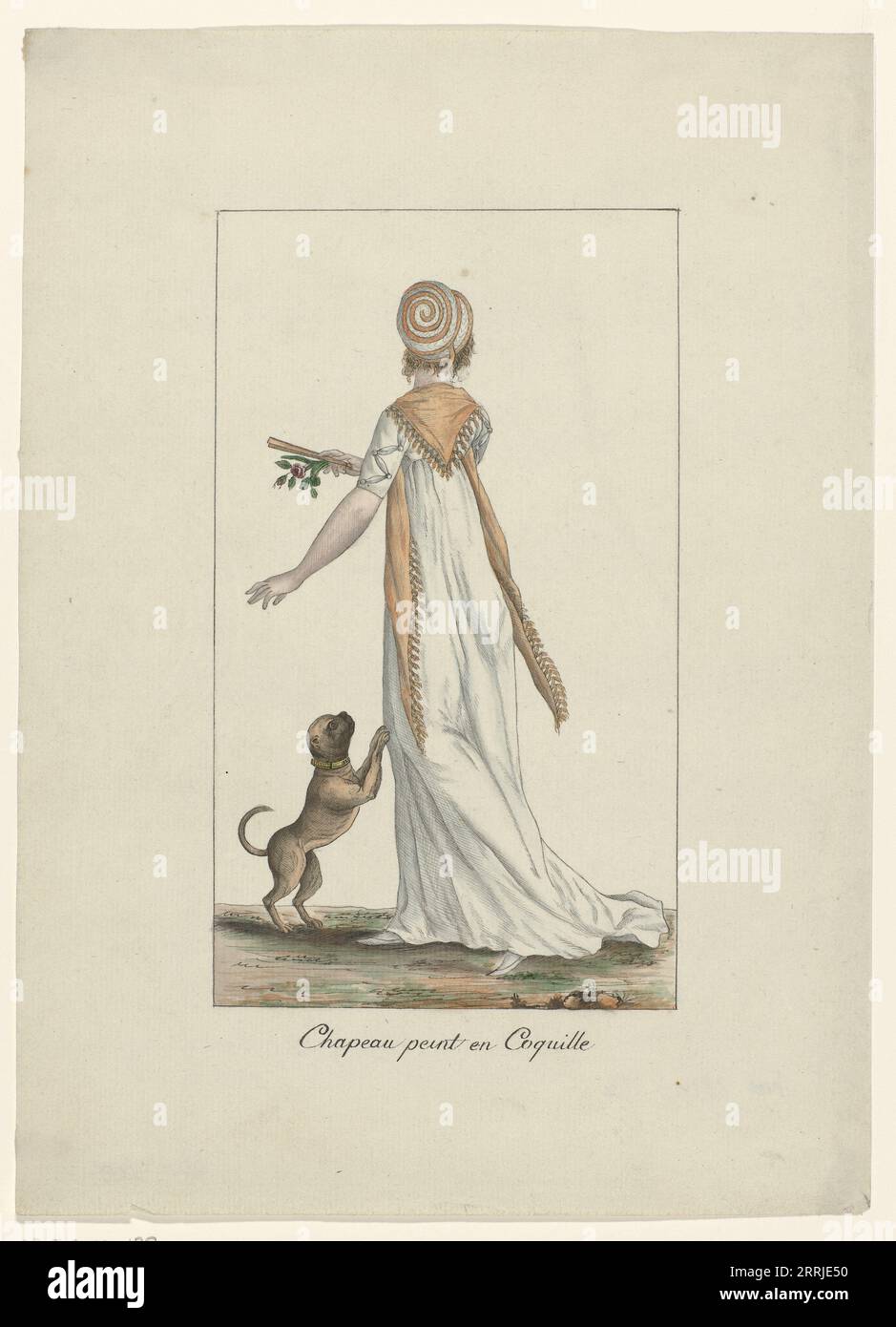 Hut gemalt wie eine Schale, 1800. "Chapeau peint en Coquille". Frau, von hinten gesehen, in einem kurzärmeligen Kleid mit Zickzack-Dekor und einem Zug. Weiteres Zubehör: Schal mit Fransen, Ventilator, Eine Blume in der rechten Hand. Links ein springender Hund. Zeichnung zum Druck 215 in Journal des Dames et des Modes, Kostüm Parisien, 10. Mai 1800, an 8, veröffentlicht von Pierre de la M&#xe9;sang&#xe8;re, Paris, 1797-1839. Stockfoto