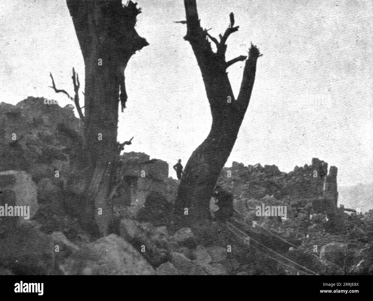 Italienische Offensive von Isonzo; auf dem Gipfel des Monte Santo: Die Ruinen des Klosters, 1917. Aus L’Album de la Guerre 1914-1919, Band 2 [L’Illustration, Paris, 1924]. Stockfoto