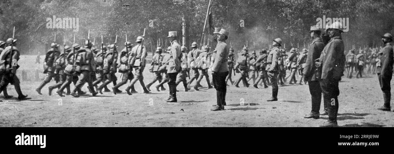 'Unsere rumänischen Alliierten; das 'Arges' 4. Infanterieregiment, das deutsche Linien in Marasti infiltrierte und dessen Flagge verziert war, Parade vor General Averescu, Oberbefehlshaber der rumänischen Armee', 1917. Aus L’Album de la Guerre 1914-1919, Band 2 [L’Illustration, Paris, 1924]. Stockfoto