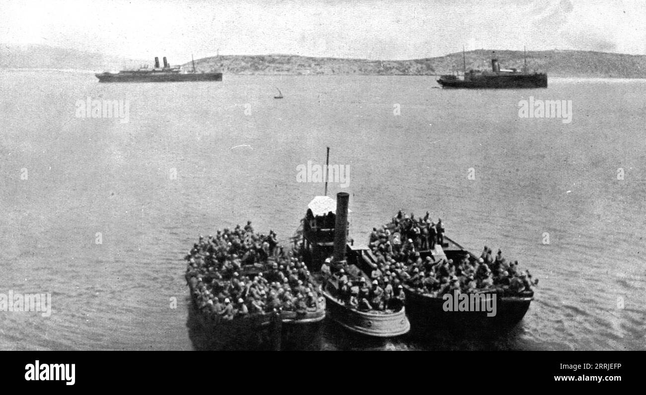 "Les Evenements de Grece; Le 12 juin 1917, A 13 heures, en rade de Salamine, les premieres troupes francaises de debarquement sont transportees a terre", 1917. Erster Weltkrieg: Ereignisse in Griechenland; die ersten französischen Landungstruppen werden an Land transportiert, Bucht von Salamis, 13 Uhr, 12. Juni 1917. Aus L’Album de la Guerre 1914-1919, Band 2 [L’Illustration, Paris, 1924]. Stockfoto