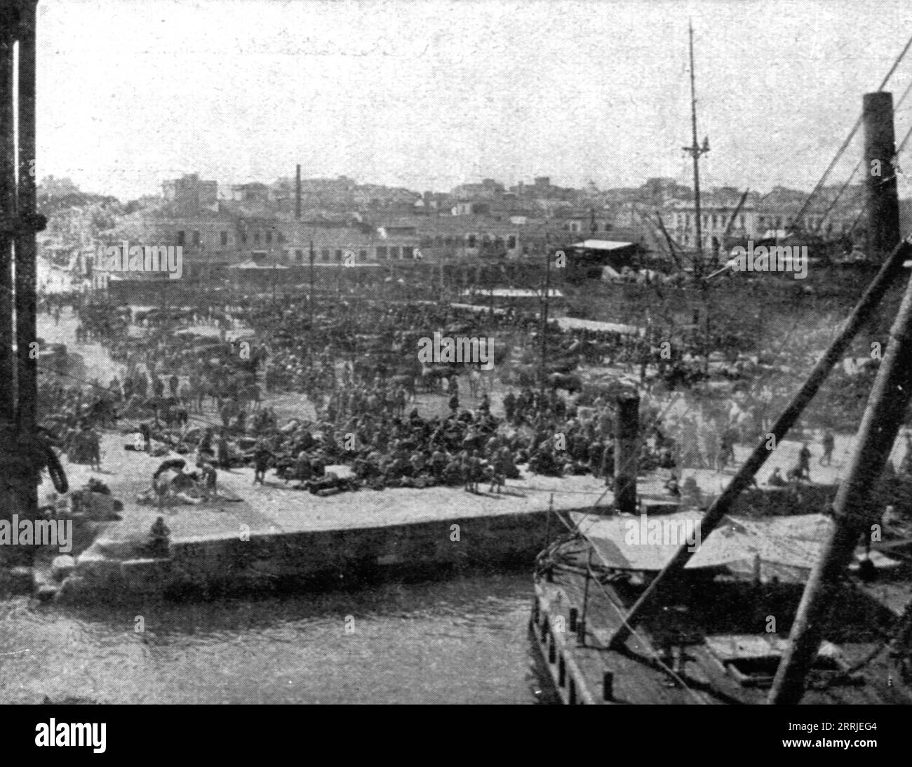 "Les Evenements de Grece; Le 12 juin 1917, A 17 heures: la cavalerie et le materiel debarques sur le quai militaire au Piree", 1917. Erster Weltkrieg: Ereignisse in Griechenland; Kavallerie und Ausrüstung treffen am Militärdock in Piräus, 17 Uhr, 12. Juni 1917 ein. Aus L’Album de la Guerre 1914-1919, Band 2 [L’Illustration, Paris, 1924]. Stockfoto