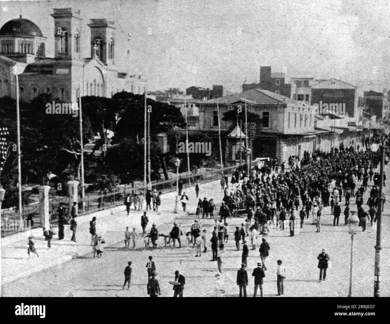 "Les Evenements de Grece; Le 13 juin: nos Detachements d'infanterie dans les rues du Piree, ou ils vont camper sur les Places et occuper les carrefours", 1917. Erster Weltkrieg: Ereignisse in Griechenland; 'unsere Infanterieeinheiten in den Straßen von Piräus', wo sie auf den Plätzen lagern und die Kreuzung besetzen werden, 13. Juni 1917. Aus L’Album de la Guerre 1914-1919, Band 2 [L’Illustration, Paris, 1924]. Stockfoto