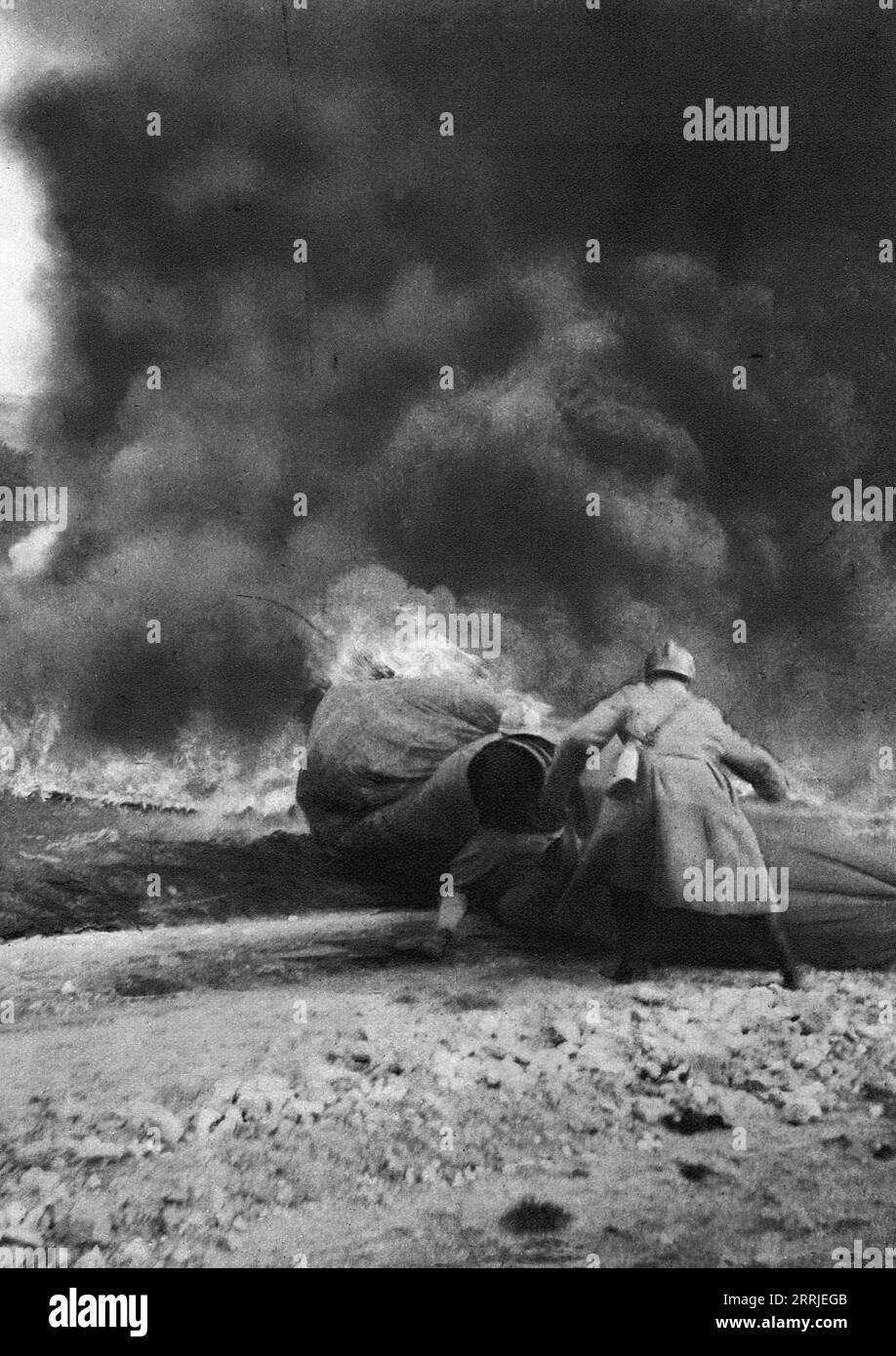 Aerostiers et Observateurs en Ballon; Tandis que le ballon, abandonn&#xe9; a son sort, acheve de bruler a terre, deux sapeurs s'efforcent de sauver la soupape qui EST la plus precieuse de l'Appareil, 1917. Erster Weltkrieg: Ballonfahrer und Beobachter - während der Ballon, seinem Schicksal überlassen, auf dem Boden brennt, versuchen zwei Sapper, das Ventil zu retten, das der wertvollste Teil des Geräts ist. Aus L’Album de la Guerre 1914-1919, Band 2 [L’Illustration, Paris, 1924]. Stockfoto