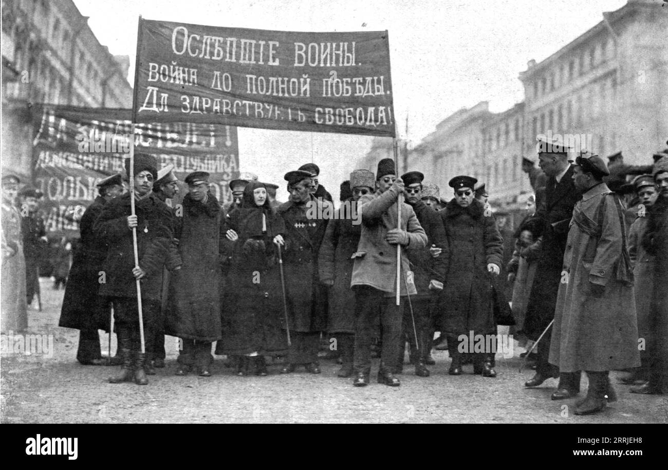 „Les Soubresauts de la Russie; Une contre-Manifestation patriotique: Des aveugles de guerre, guid&#xe9;s par une infiermiere, promenent a travers Petrograd Cette Inschrift: &Lt;&lt;La guerre jusqu'a la victoire Complete! Vive la Libert&#xe9;!&gt;&gt;', 1917. Umwälzungen in Russland: Patriotische Gegendemonstration: Im Krieg geblendete Männer, geführt von einer Krankenschwester, laufen durch Petrograd mit den Losungen: "Krieg bis zum vollständigen Sieg! Lange lebe Freiheit!“. Aus L’Album de la Guerre 1914-1919, Band 2 [L’Illustration, Paris, 1924]. Stockfoto