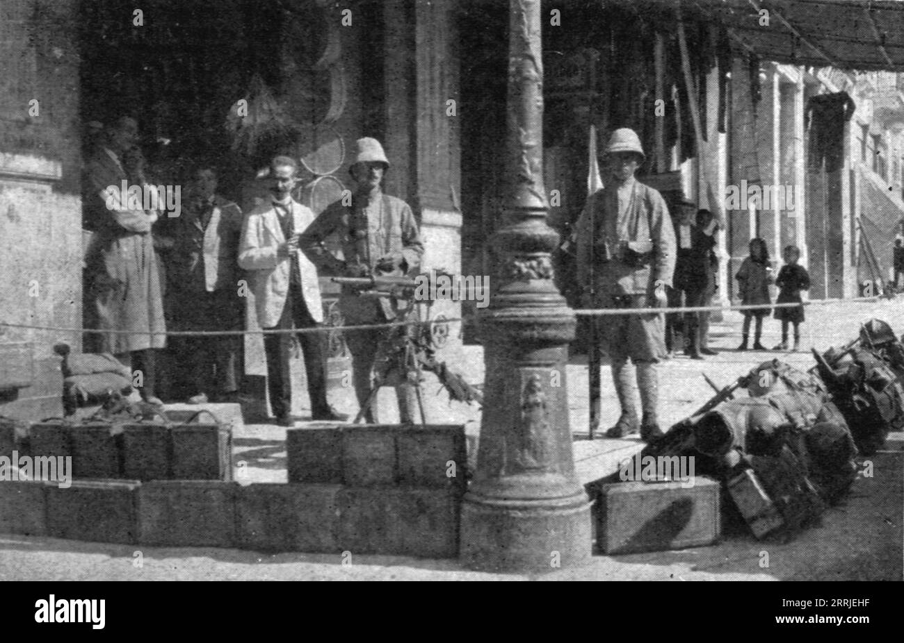 "Les Evenements de Grece; mitrailleuses sur la Place de la Concorde et au Coin d'une rue", 1917. Erster Weltkrieg: Ereignisse in Griechenland; Maschinengewehre auf dem Place de la Concorde und an der Ecke einer Straße. Aus L’Album de la Guerre 1914-1919, Band 2 [L’Illustration, Paris, 1924]. Stockfoto
