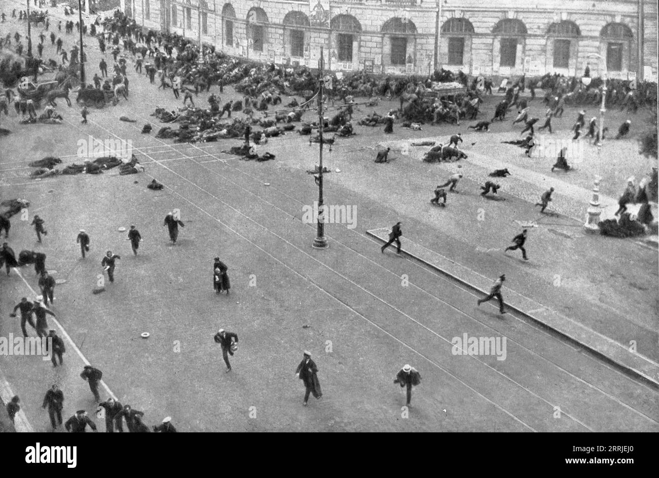 "Les Emeutes de juillet 1917 a Petrograd; UN Episode de la Guerre de Rues, le 17 juillet", 1917. Russische Revolution: Die Unruhen in Petrograd im Juli 1917; eine Episode der Straßenkriege am 17. Juli. (Aufständische auf dem Newski-Prospekt geraten unter Maschinengewehrfeuer.) Aus L’Album de la Guerre 1914-1919, Band 2 [L’Illustration, Paris, 1924]. Stockfoto