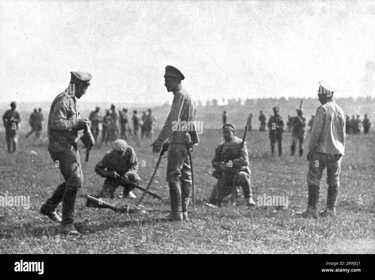 'Ramen&#xe9;s au Devoir; Arret&#xe9;s dans leur debandade, des soldats qui avaient abandonn&#xe9; leur Equipement recoivent de nouvelles armes; en quelques instants, sur ce Point, 800 hommes rallies et rearm&#xe9;s se tenaient la prets alerie', 1917. Erster Weltkrieg: Vor der Flucht gestoppt, Soldaten, die ihre Ausrüstung aufgegeben hatten, erhielten neue Waffen; innerhalb weniger Augenblicke standen hier 800 Mann zur Aufnahme der deutschen Kavallerie bereit. Aus L’Album de la Guerre 1914-1919, Band 2 [L’Illustration, Paris, 1924]. Stockfoto