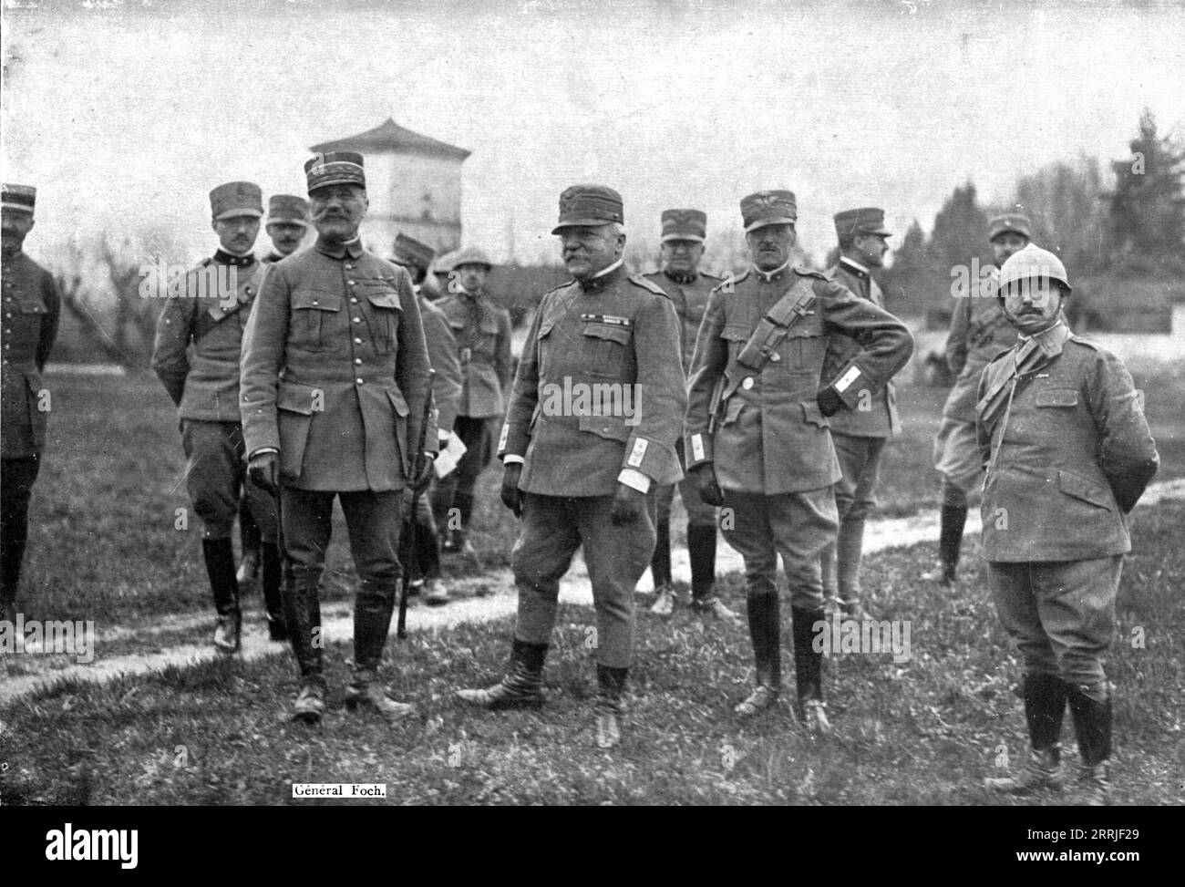 'Sur le Front Italien; Avant l'offensive: Foch, qui s'EST rendu a son Tour sur le Front italien, assiste, le 8 avril 1917, au defile d'un Regiment de bersagliers', 1917. Erster Weltkrieg: Die italienische Front, vor der Offensive; (Marschall) Foch nimmt am 8. April 1917 an der Parade eines Regiments von Bersaglieri Teil. Aus L’Album de la Guerre 1914-1919, Band 2 [L’Illustration, Paris, 1924]. Stockfoto