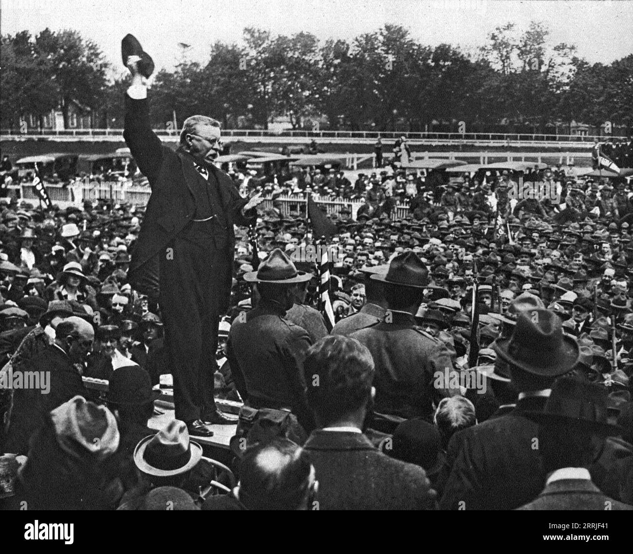 La preparation a la Guerre aux Etats-Unis; Les paroles d'un Grand Americain: Prononcant un discours a Mineola, le Colonel Roosevelt s'ecrie: &Lt;< J'envie et j'admire tout homme qui a la Chance de risquer sa vie pour son pays! &Gt;>', 1917. USA: Erster Weltkrieg - Theodore Roosevelt hält eine Rede in Mineola, in der er sagt, dass er jeden Mann bewundert, der die Chance hat, sein Leben für sein Land zu riskieren. Aus L’Album de la Guerre 1914-1919, Band 2 [L’Illustration, Paris, 1924]. Stockfoto