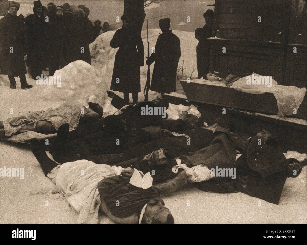 "La Revolution Russe; Apres une journee sanglante: un frationnaire Garde-les morts", 1917. Die Russische Revolution: Nach einem Tag des Blutvergießens bewachen Wachposten die Leichen. Aus L’Album de la Guerre 1914-1919, Band 2 [L’Illustration, Paris, 1924]. Stockfoto