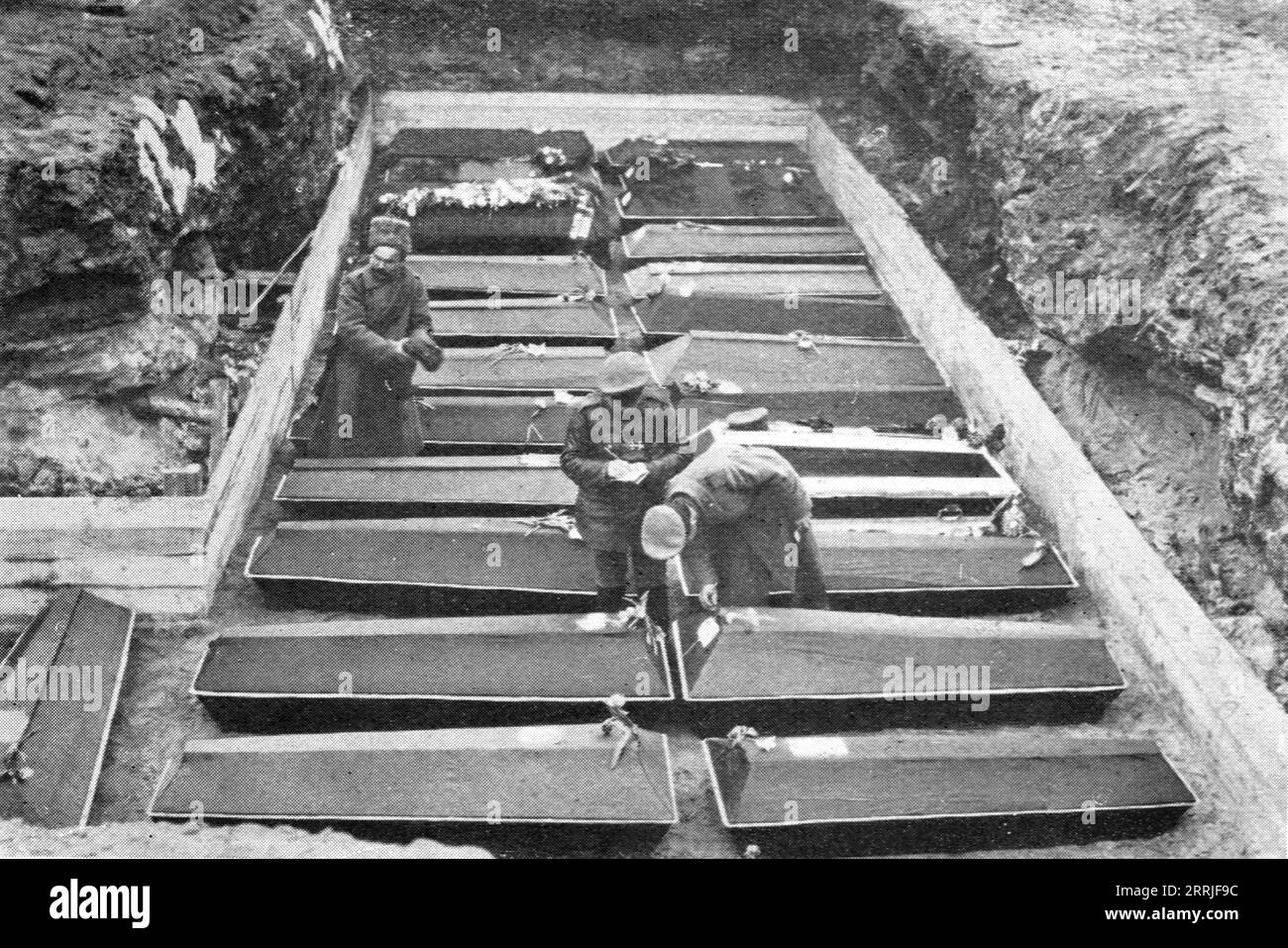 „Les Funerailles des Morts de la Revolution; Les cercueils Rang&#xe9;s dans la fosse, au Champ de Mars“, 1917. Die Russische Revolution: Beerdigungen der Gefallenen. Särge in der Grube auf dem Marsfeld (Sankt Petersburg). Aus L’Album de la Guerre 1914-1919, Band 2 [L’Illustration, Paris, 1924]. Stockfoto