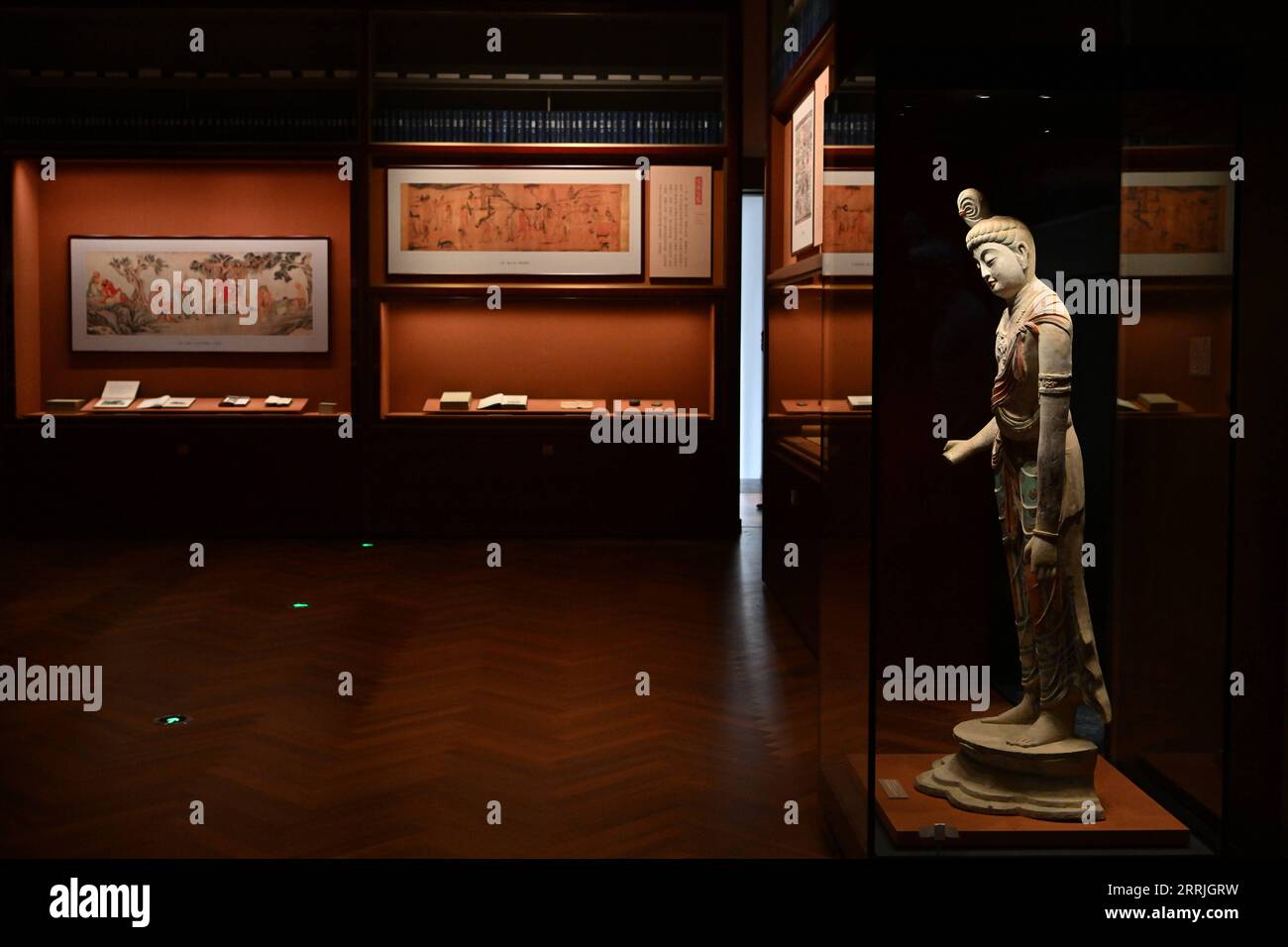 220723 -- PEKING, 23. Juli 2022 -- Foto aufgenommen am 23. Juli 2022 zeigt Exponate im Nationalarchiv für Veröffentlichungen und Kultur in Peking, der Hauptstadt Chinas. China weihte am Samstag das Nationalarchiv für Veröffentlichungen und Kultur ein, um bibliologische Ressourcen zu erhalten. Nach einem dreijährigen Bau umfasst das Projekt Archive in Peking und drei weitere Niederlassungen in Xi an, Hangzhou und Guangzhou. Sie wird nach ihrer Eröffnung für die Vererbung und Bewahrung nationaler bibliologischer Ressourcen verantwortlich sein. CHINA-NATIONALE ARCHIVE VON PUBLIKATIONEN UND KULTUR-INAUGU Stockfoto