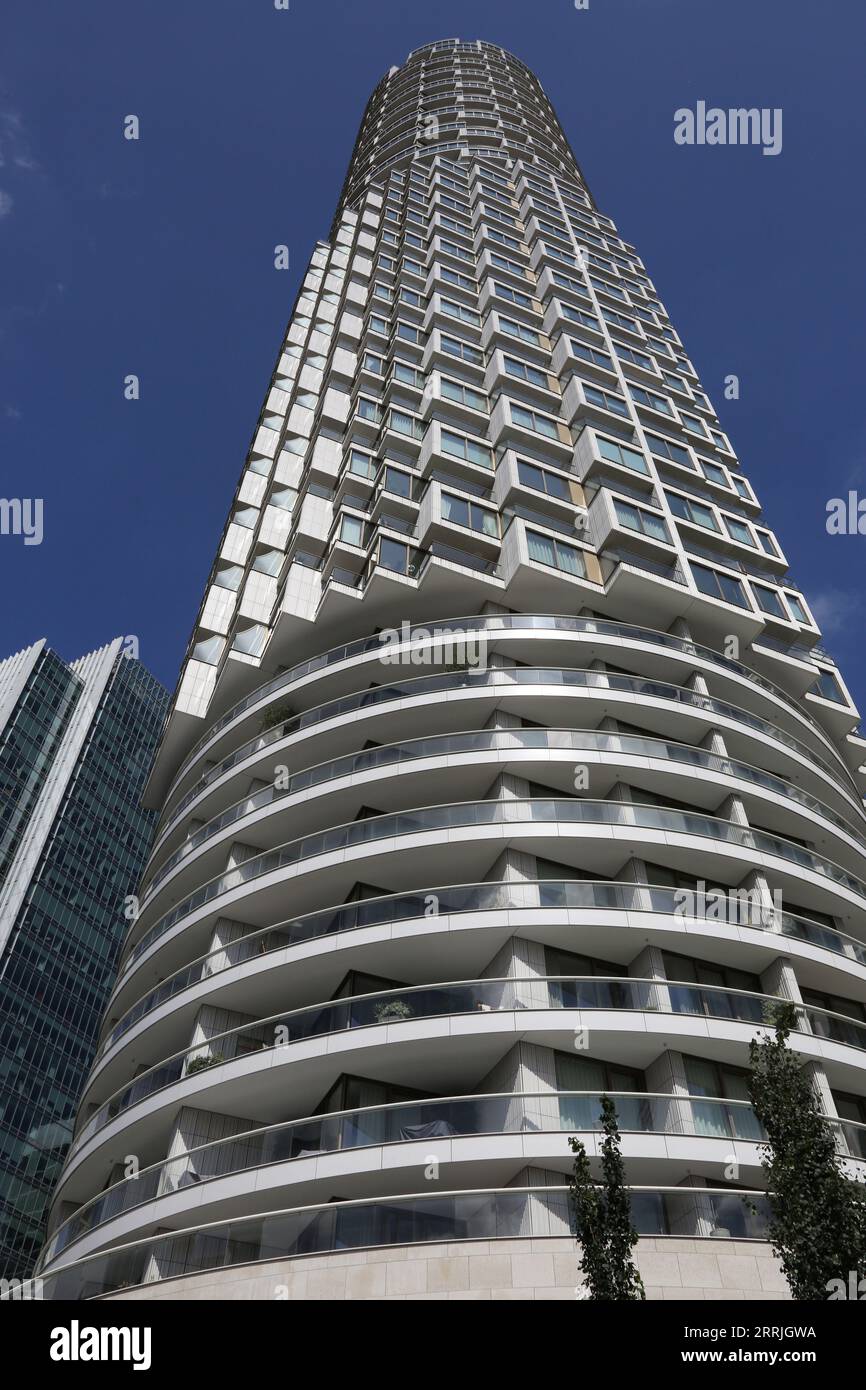 One Park Drive, der neue, kreisförmige Wohnturm in Canary Wharf, London, Großbritannien von Herzog de Meuron Architects Stockfoto