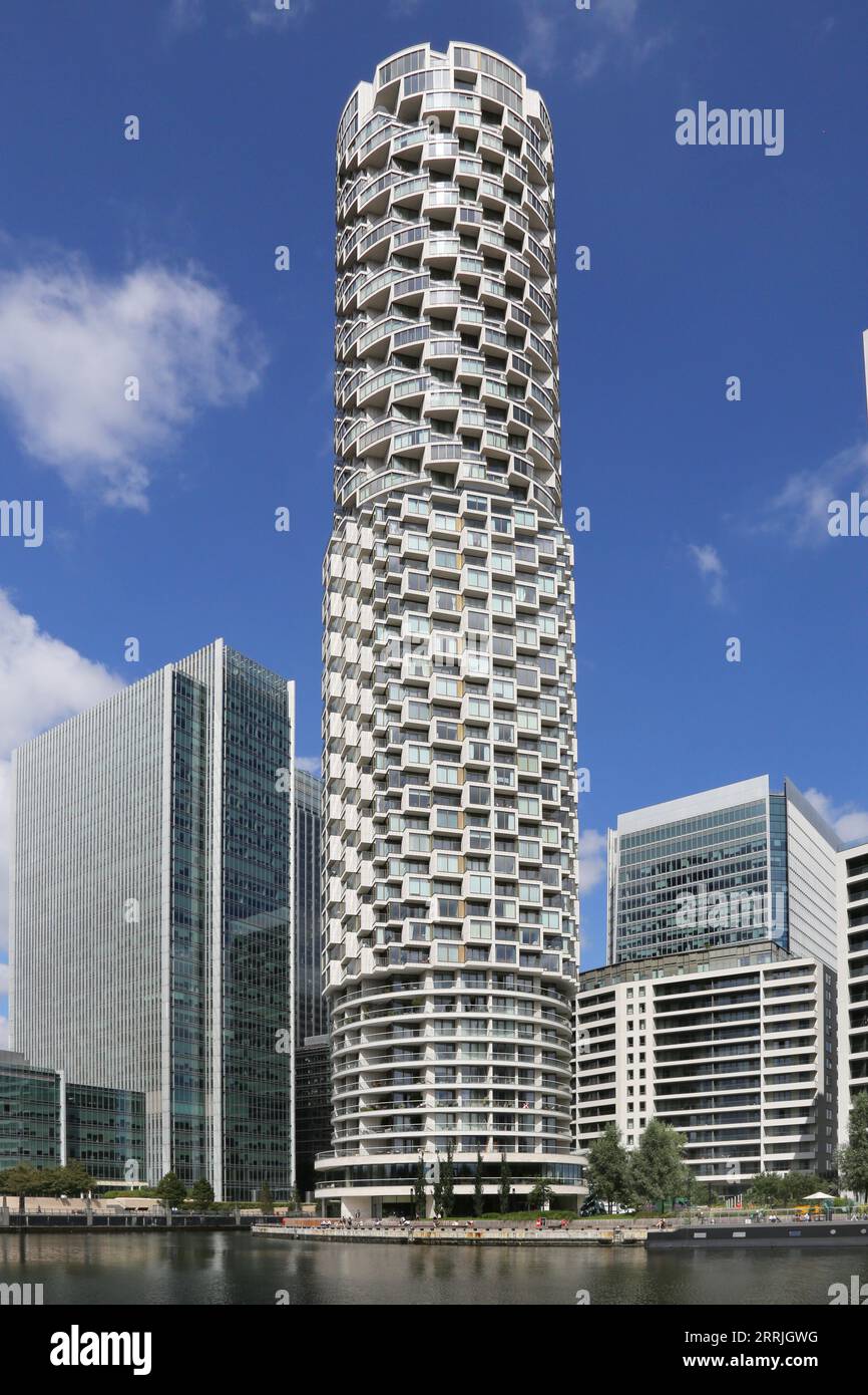 One Park Drive, der neue, kreisförmige Wohnturm in Canary Wharf, London, Großbritannien von Herzog de Meuron Architects Stockfoto
