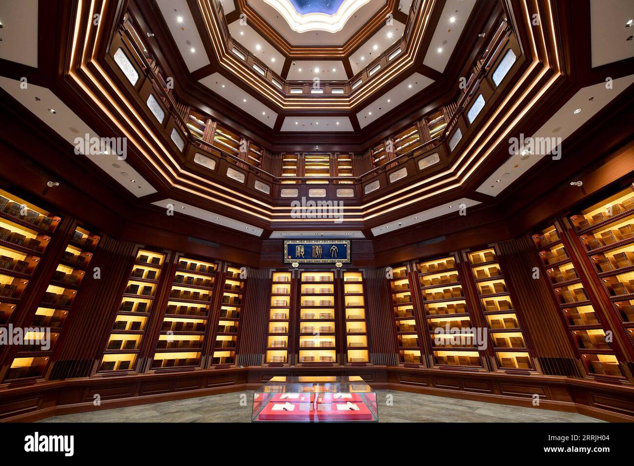 220723 -- PEKING, 23. Juli 2022 -- Foto vom 23. Juli 2022 zeigt eine Innenansicht des Nationalarchivs für Veröffentlichungen und Kultur in Peking, der Hauptstadt Chinas. China weihte am Samstag das Nationalarchiv für Veröffentlichungen und Kultur ein, um bibliologische Ressourcen zu erhalten. Nach einem dreijährigen Bau umfasst das Projekt Archive in Peking und drei weitere Niederlassungen in Xi an, Hangzhou und Guangzhou. Sie wird nach ihrer Eröffnung für die Vererbung und Bewahrung nationaler bibliologischer Ressourcen verantwortlich sein. CHINA-NATIONALE ARCHIVE VON PUBLIKATIONEN UND KULTUR-INAUGURA Stockfoto