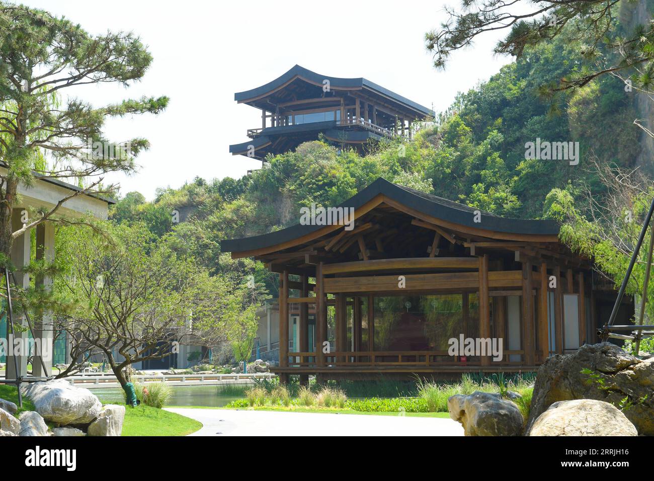 220723 -- PEKING, 23. Juli 2022 -- Foto aufgenommen am 23. Juli 2022 zeigt einen Blick auf die Hangzhou-Filiale des Nationalarchivs für Veröffentlichungen und Kultur in Hangzhou, der ostchinesischen Provinz Zhejiang. China weihte am Samstag das Nationalarchiv für Veröffentlichungen und Kultur ein, um bibliologische Ressourcen zu erhalten. Nach einem dreijährigen Bau umfasst das Projekt Archive in Peking und drei weitere Niederlassungen in Xi an, Hangzhou und Guangzhou. Sie wird nach ihrer Eröffnung für die Vererbung und Bewahrung nationaler bibliologischer Ressourcen verantwortlich sein. CHINA-NATIONALE ARCHIVE VON AMERIKA Stockfoto