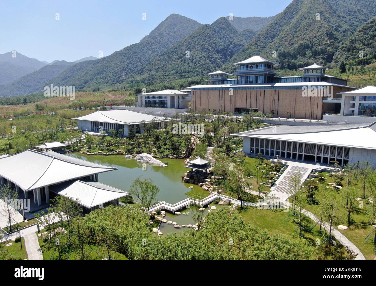 220723 -- PEKING, 23. Juli 2022 -- Luftaufnahme aufgenommen am 23. Juli 2022 zeigt einen Blick auf den Xi an Zweig des Nationalarchivs für Veröffentlichungen und Kultur in Xi an, nordwestchinesische Provinz Shaanxi. China weihte am Samstag das Nationalarchiv für Veröffentlichungen und Kultur ein, um bibliologische Ressourcen zu erhalten. Nach einem dreijährigen Bau umfasst das Projekt Archive in Peking und drei weitere Niederlassungen in Xi an, Hangzhou und Guangzhou. Sie wird nach ihrer Eröffnung für die Vererbung und Bewahrung nationaler bibliologischer Ressourcen verantwortlich sein. CHINA-NATIONALE ARCHIVE VON Stockfoto