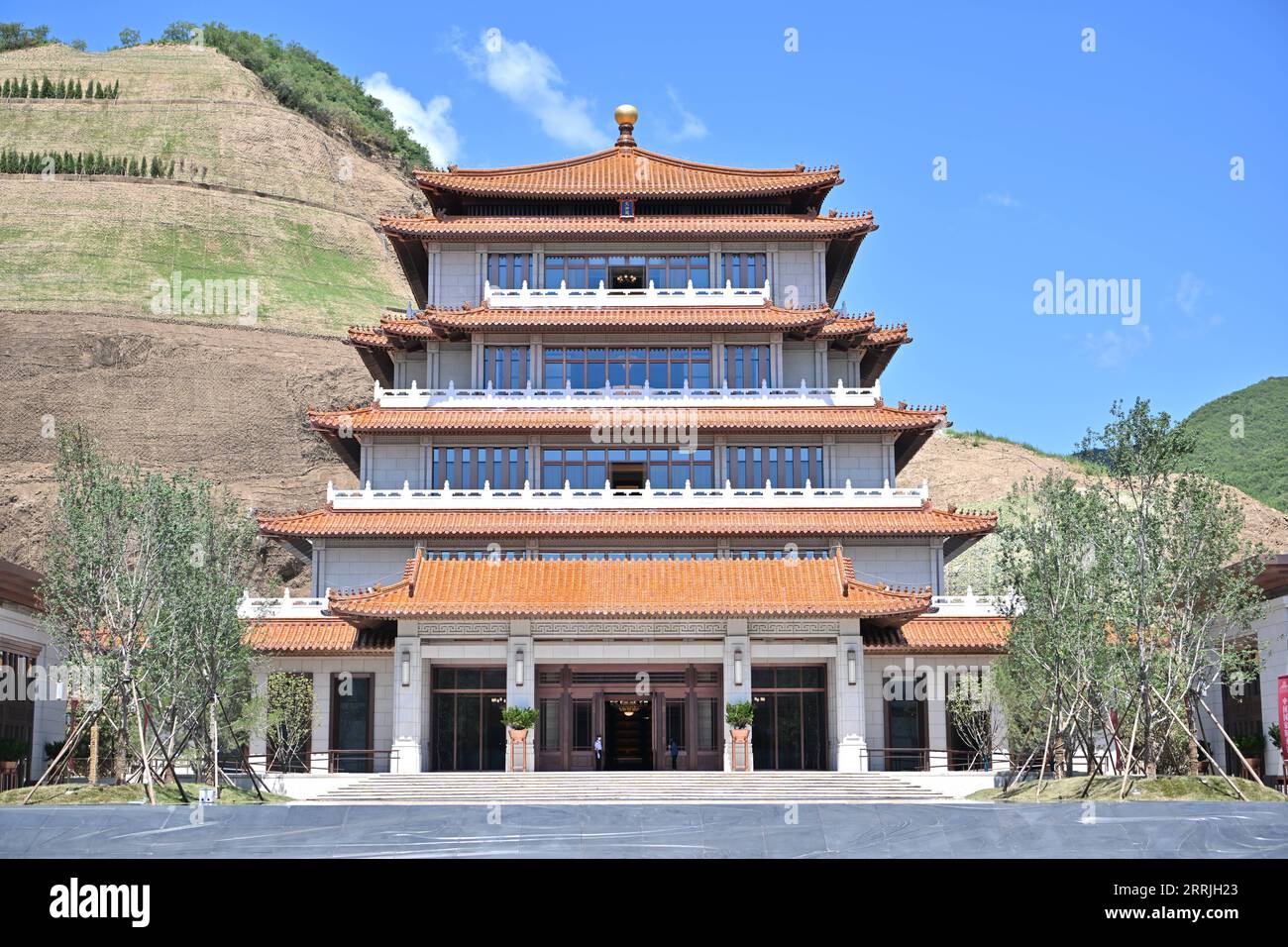 220723 -- PEKING, 23. Juli 2022 -- Foto aufgenommen am 23. Juli 2022 zeigt einen Blick auf das Nationalarchiv für Veröffentlichungen und Kultur in Peking, der Hauptstadt Chinas. China weihte am Samstag das Nationalarchiv für Veröffentlichungen und Kultur ein, um bibliologische Ressourcen zu erhalten. Nach einem dreijährigen Bau umfasst das Projekt Archive in Peking und drei weitere Niederlassungen in Xi an, Hangzhou und Guangzhou. Sie wird nach ihrer Eröffnung für die Vererbung und Bewahrung nationaler bibliologischer Ressourcen verantwortlich sein. CHINA-NATIONALE ARCHIVE VON VERÖFFENTLICHUNGEN UND KULTUREINWEIHUNG CN LI Stockfoto