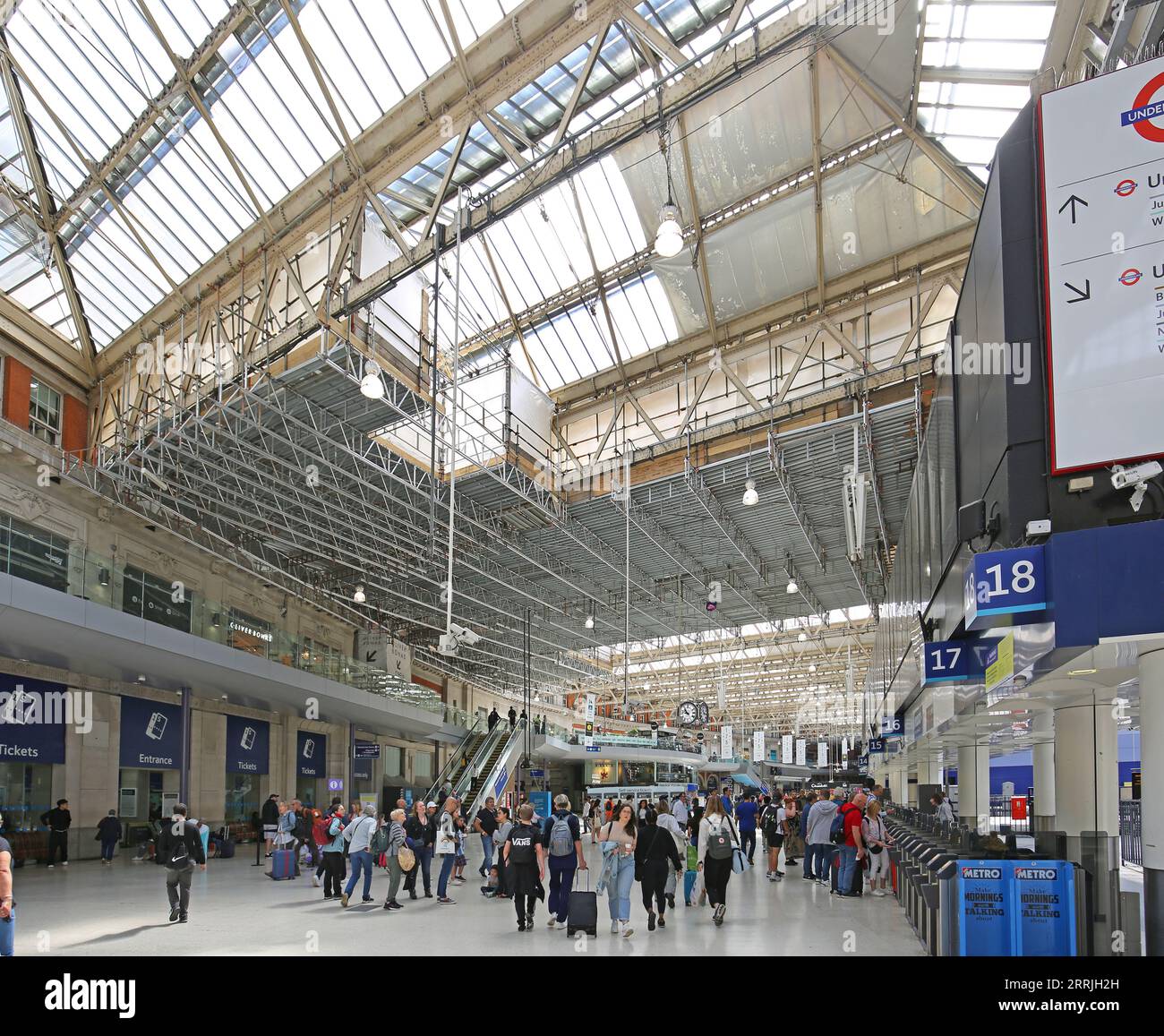 Hauptbahnhof Waterloo Station, London, Großbritannien. Zeigt hängende Gerüstplattformen für die Sanierung und den Austausch der Dachverglasung, Sommer 2023 Stockfoto
