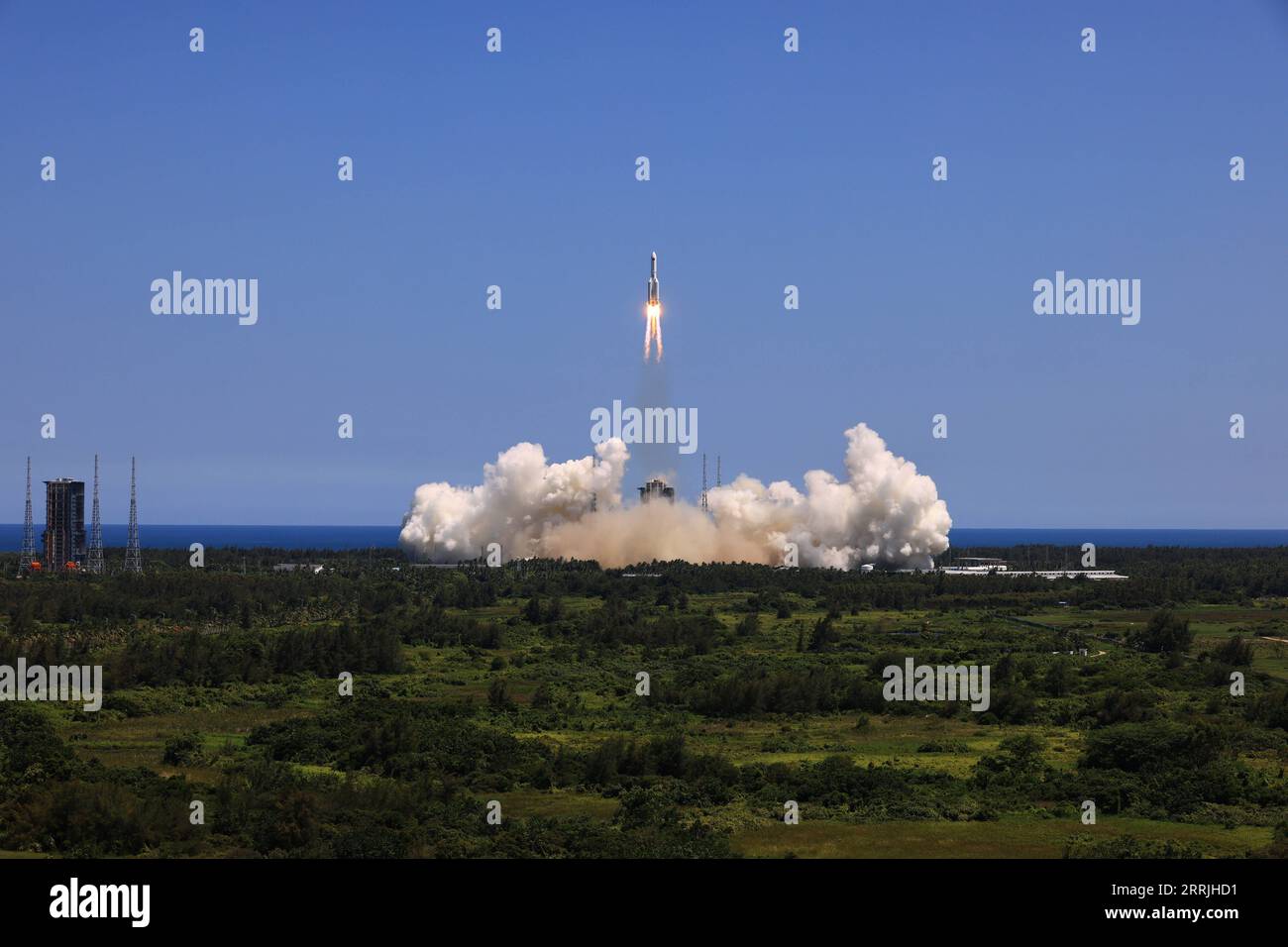 220724 -- WENCHANG, 24. Juli 2022 -- Eine lange März-5B Y3 Trägerrakete, die Wentian Labormodul trägt, springt vom Landeplatz Wenchang in der südchinesischen Provinz Hainan ab, 24. Juli 2022. Die Rakete explodierte um 14:22 Uhr Pekinger Zeit von der Landestelle Wenchang an der Küste der südlichen Inselprovinz Hainan, laut der China Manned Space Agency CMSA. Etwa 495 Sekunden später trennte sich Wentian von der Rakete und trat in die geplante Umlaufbahn ein. Die Markteinführung ist ein voller Erfolg, erklärte die CMSA. EYESONSCICHINA-HAINAN-WENTIAN LABORMODUL-LAUNCHCN LIXGANG P Stockfoto