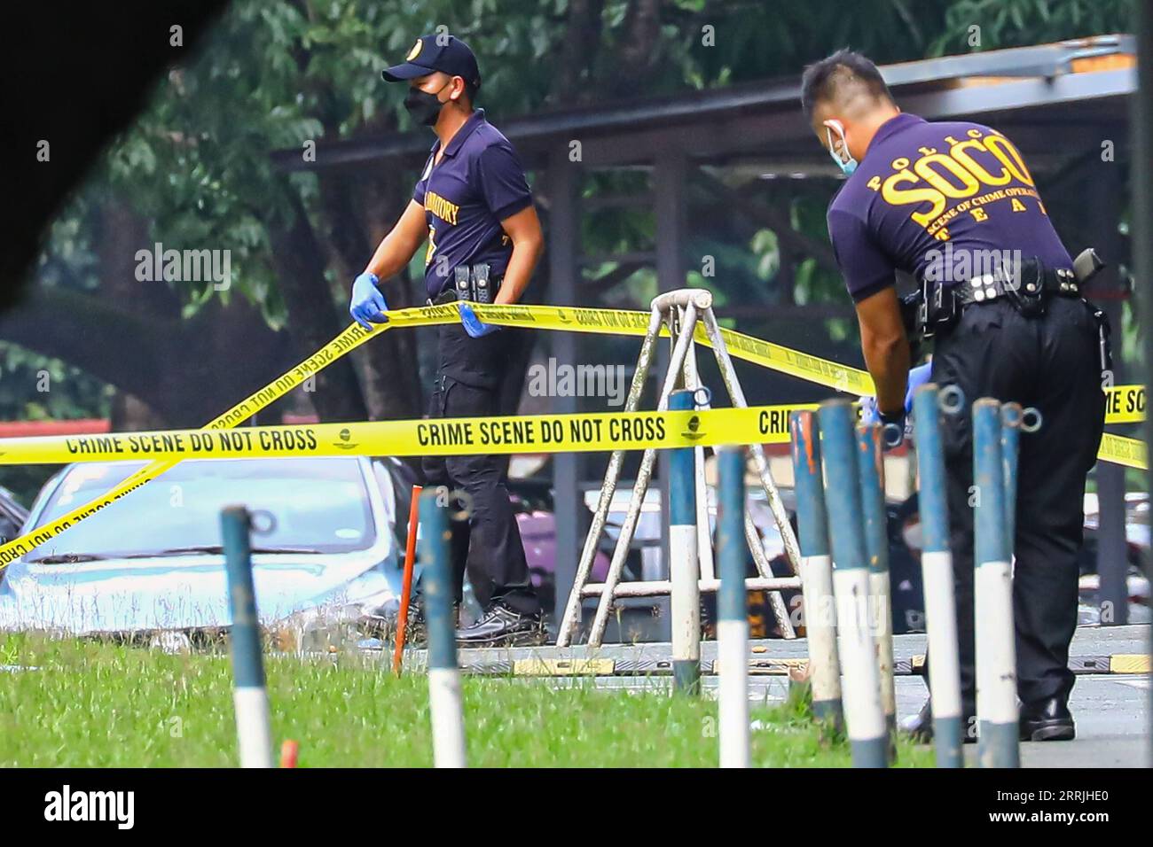 220724 -- QUEZON CITY, 24. Juli 2022 -- Mitglieder der philippinischen Nationalpolizei inspizieren den Ort eines Schießereignisses an der Ateneo de Manila University in Quezon City, Philippinen, 24. Juli 2022. Drei Menschen wurden getötet und zwei weitere verletzt bei einem Schießereignis am Sonntagnachmittag auf einem Universitätscampus in Metro Manila, sagte die philippinische Polizei. Der verhaftete Schütze hat die Tötung mit einem bestimmten Ziel zugegeben. STR/Xinhua PHILIPPINEN-QUEZON CITY-CAMPUS SHOOTING STRINGER PUBLICATIONxNOTxINxCHN Stockfoto