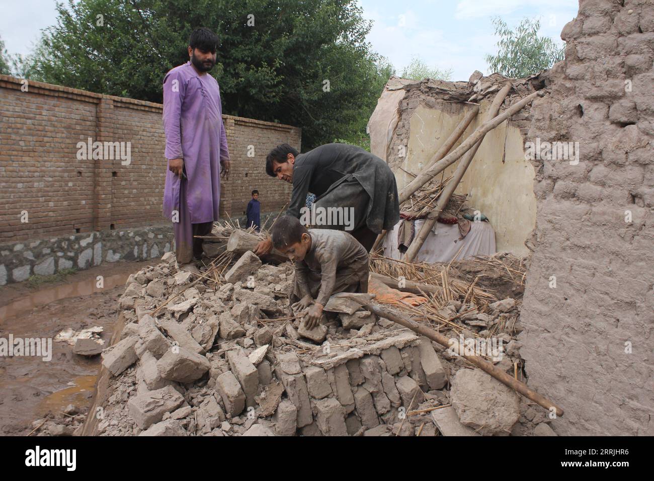 220725 -- NANGARHAR, 25. Juli 2022 -- Menschen säubern Trümmer in dem von Überschwemmungen betroffenen Gebiet in der Provinz Nangarhar, Afghanistan, 24. Juli 2022. Mindestens fünf Menschen wurden getötet und 10 weitere verletzt bei den jüngsten Sturzfluten in der östlichen Provinz Nangarhar am späten Sonntag, sagte das Gouverneursbüro der Provinz Montag. Foto von /Xinhua AFGHANISTAN-NANGARHAR-FLOOD AimalxZahir PUBLICATIONxNOTxINxCHN Stockfoto