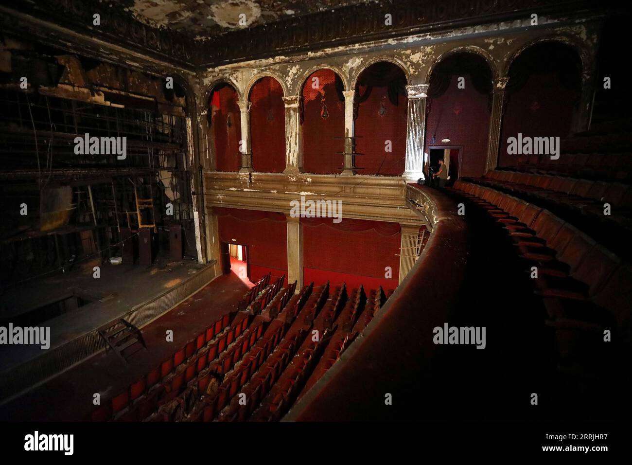 220725 -- BEIRUT, 25. Juli 2022 -- Foto aufgenommen am 25. Juli 2022 zeigt die Innenansicht des Piccadilly Theaters in Beirut, Libanon. Das Piccadilly Theater hatte viele internationale und lokale künstlerische Aktivitäten inszeniert, bis es Anfang der 1990er Jahre niedergebrannt wurde und bis heute geschlossen blieb. Das Kulturministerium plant, es wiederherzustellen. LIBANON-BEIRUT-PICCADILLY THREATER-RENOVATION BilalxJawich PUBLICATIONxNOTxINxCHN Stockfoto