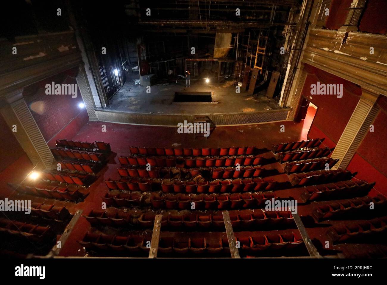 220725 -- BEIRUT, 25. Juli 2022 -- Foto aufgenommen am 25. Juli 2022 zeigt die Innenansicht des Piccadilly Theaters in Beirut, Libanon. Das Piccadilly Theater hatte viele internationale und lokale künstlerische Aktivitäten inszeniert, bis es Anfang der 1990er Jahre niedergebrannt wurde und bis heute geschlossen blieb. Das Kulturministerium plant, es wiederherzustellen. LIBANON-BEIRUT-PICCADILLY THREATER-RENOVATION BilalxJawich PUBLICATIONxNOTxINxCHN Stockfoto