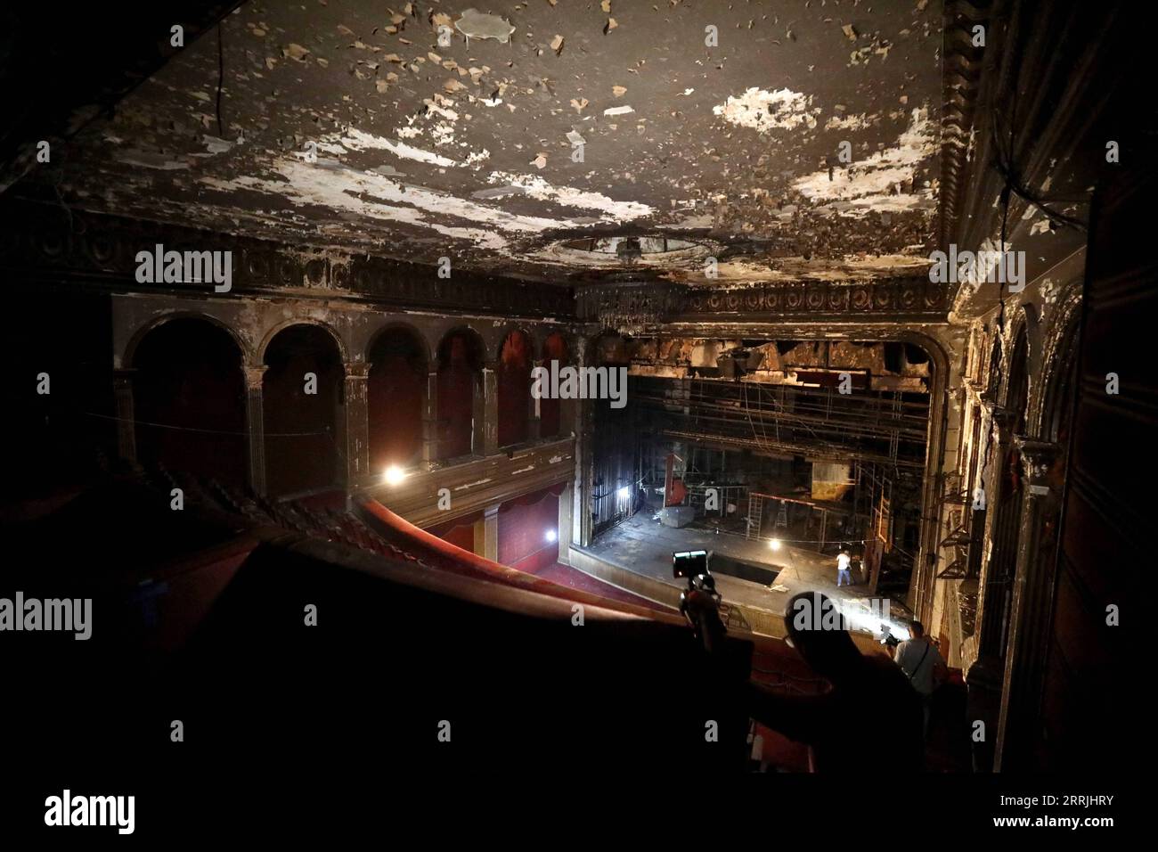 220725 -- BEIRUT, 25. Juli 2022 -- Foto aufgenommen am 25. Juli 2022 zeigt die Innenansicht des Piccadilly Theaters in Beirut, Libanon. Das Piccadilly Theater hatte viele internationale und lokale künstlerische Aktivitäten inszeniert, bis es Anfang der 1990er Jahre niedergebrannt wurde und bis heute geschlossen blieb. Das Kulturministerium plant, es wiederherzustellen. LIBANON-BEIRUT-PICCADILLY THREATER-RENOVATION BilalxJawich PUBLICATIONxNOTxINxCHN Stockfoto