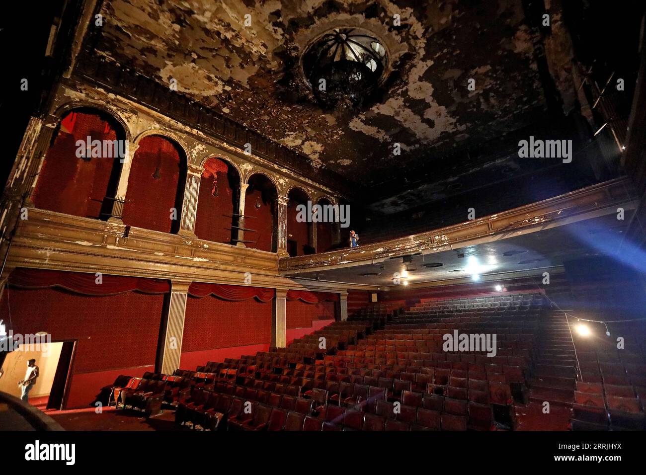 220725 -- BEIRUT, 25. Juli 2022 -- Foto aufgenommen am 25. Juli 2022 zeigt die Innenansicht des Piccadilly Theaters in Beirut, Libanon. Das Piccadilly Theater hatte viele internationale und lokale künstlerische Aktivitäten inszeniert, bis es Anfang der 1990er Jahre niedergebrannt wurde und bis heute geschlossen blieb. Das Kulturministerium plant, es wiederherzustellen. LIBANON-BEIRUT-PICCADILLY THREATER-RENOVATION BilalxJawich PUBLICATIONxNOTxINxCHN Stockfoto