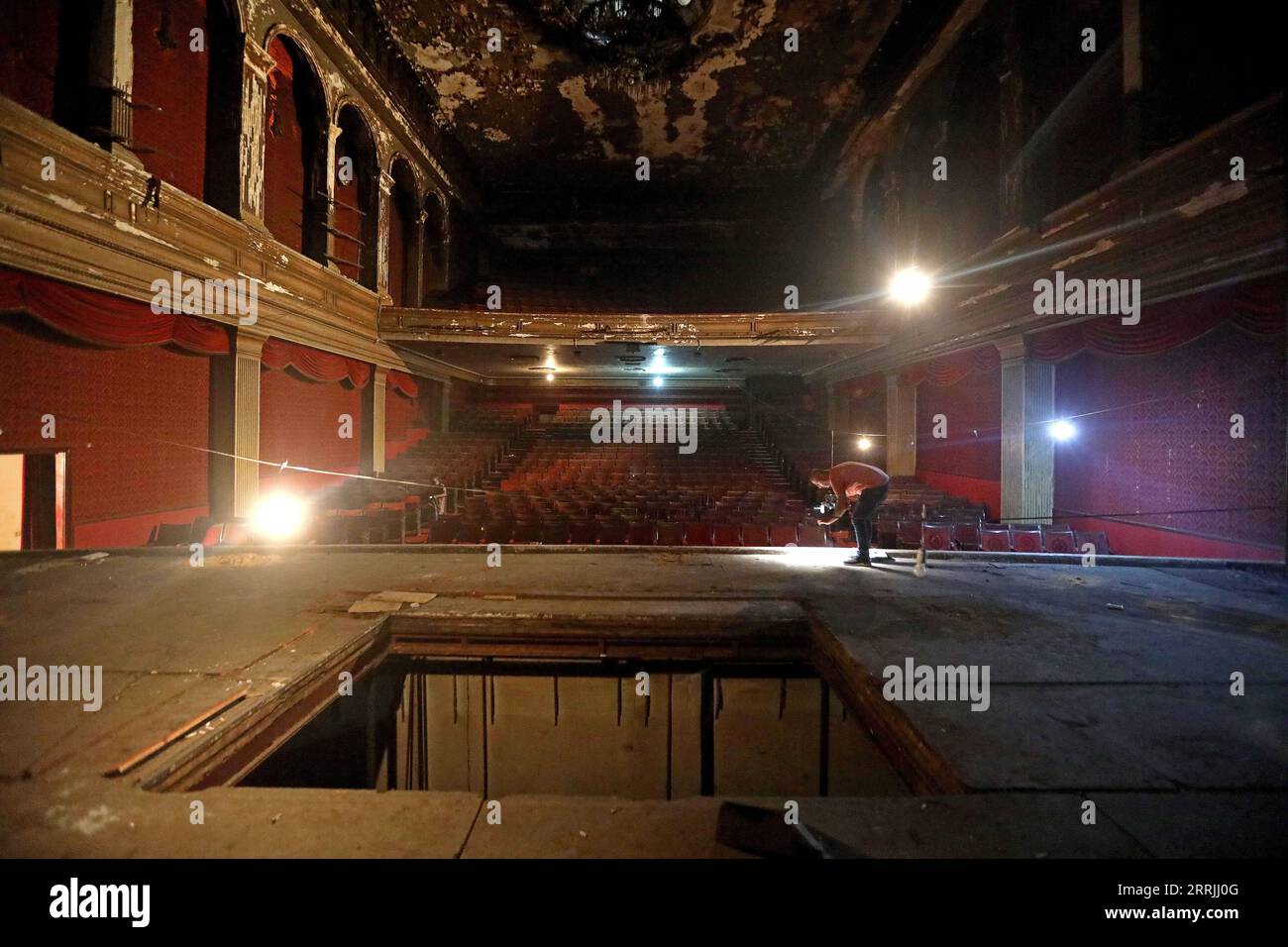 220725 -- BEIRUT, 25. Juli 2022 -- Foto aufgenommen am 25. Juli 2022 zeigt die Innenansicht des Piccadilly Theaters in Beirut, Libanon. Das Piccadilly Theater hatte viele internationale und lokale künstlerische Aktivitäten inszeniert, bis es Anfang der 1990er Jahre niedergebrannt wurde und bis heute geschlossen blieb. Das Kulturministerium plant, es wiederherzustellen. LIBANON-BEIRUT-PICCADILLY THREATER-RENOVATION BilalxJawich PUBLICATIONxNOTxINxCHN Stockfoto