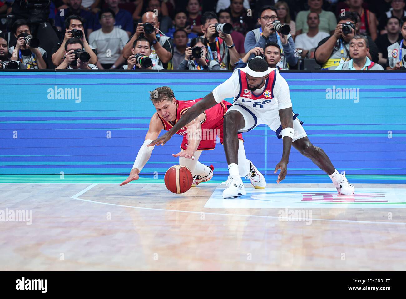 Manila, Philippinen. September 2023. Moritz Wagner (L) aus Deutschland bestreitet mit Bobby Portis aus den Vereinigten Staaten im Halbfinale zwischen den Vereinigten Staaten und Deutschland beim FIBA-Weltcup 2023 in Manila, Philippinen, 8. September 2023. Quelle: Wu Zhuang/Xinhua/Alamy Live News Stockfoto