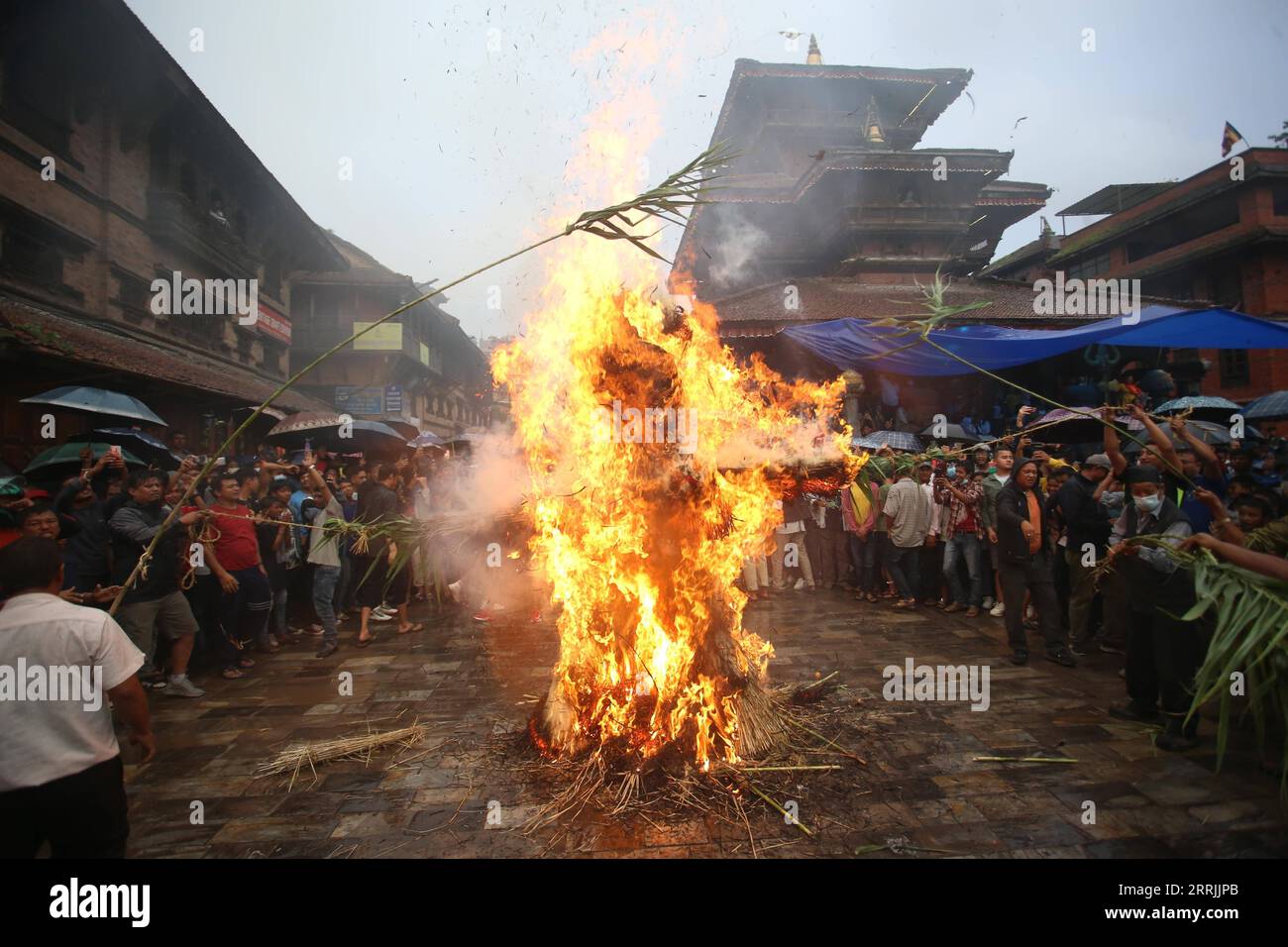 220727 -- BHAKTAPUR, 27. Juli 2022 -- Menschen beobachten das Ghantakarna Festival in Bhaktapur, Nepal, 26. Juli 2022. Mitglieder der Newar-Gemeinde im Kathmandu-Tal beobachten das Festival, um böse Geister zu vertreiben und Glück zu bringen. Foto: /Xinhua NEPAL-BHAKTAPUR-GHANTAKARNA FESTIVAL SulavxShrestha PUBLICATIONxNOTxINxCHN Stockfoto