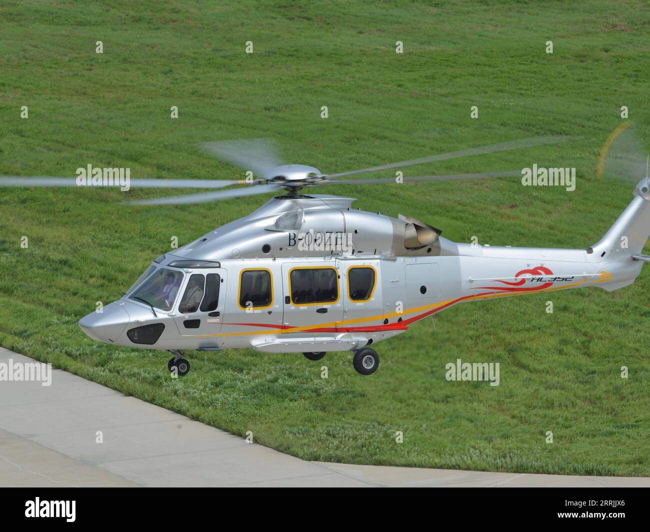 220727 -- HARBIN, 27. Juli 2022 -- Foto aufgenommen am 26. Juli 2022 zeigt einen Z15 AC352 Hubschrauber in Harbin, nordöstliche chinesische Provinz Heilongjiang. Die Zivilluftfahrtbehörde von China CAAC hat am Dienstag die Zertifizierung für den Z15-Hubschrauber erteilt, das erste selbstentwickelte, mittelgroße Hubschraubermodell des Landes für den zivilen Einsatz. Z15, auch bekannt als AC352, wurde von AVIC Harbin Aircraft Industry Group Co., Ltd. Im Rahmen eines Kooperationsprogramms zwischen AVIC und Airbus Helicopters entwickelt. Er kann bis zu 16 Passagiere mit einem maximalen Startgewicht von 7,5 Tonnen und einer maximalen Reichweite von 850 km befördern CHINA-HEILONG Stockfoto