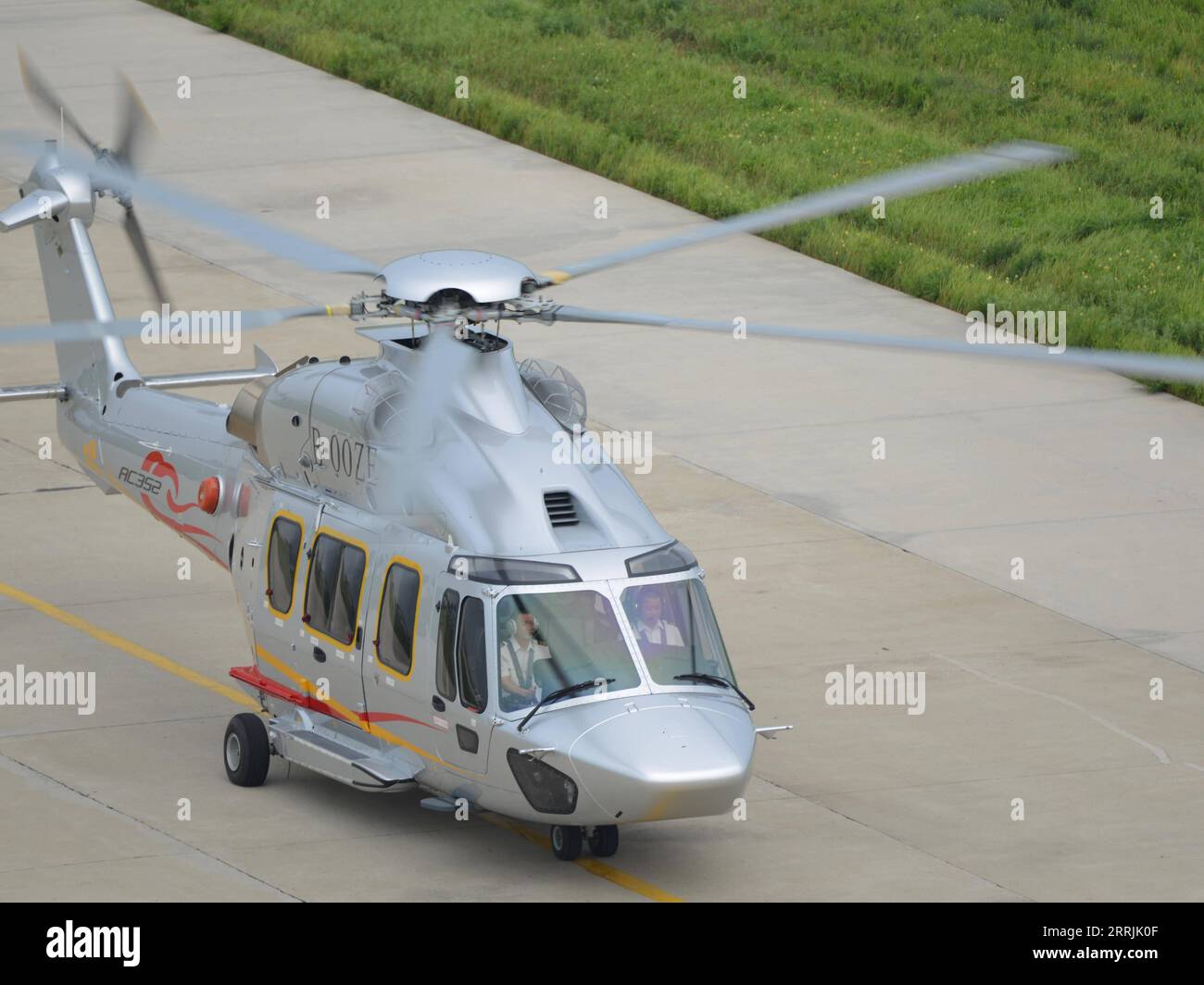 220727 -- HARBIN, 27. Juli 2022 -- Foto aufgenommen am 26. Juli 2022 zeigt einen Z15 AC352 Hubschrauber in Harbin, nordöstliche chinesische Provinz Heilongjiang. Die Zivilluftfahrtbehörde von China CAAC hat am Dienstag die Zertifizierung für den Z15-Hubschrauber erteilt, das erste selbstentwickelte, mittelgroße Hubschraubermodell des Landes für den zivilen Einsatz. Z15, auch bekannt als AC352, wurde von AVIC Harbin Aircraft Industry Group Co., Ltd. Im Rahmen eines Kooperationsprogramms zwischen AVIC und Airbus Helicopters entwickelt. Er kann bis zu 16 Passagiere mit einem maximalen Startgewicht von 7,5 Tonnen und einer maximalen Reichweite von 850 km befördern CHINA-HEILONG Stockfoto