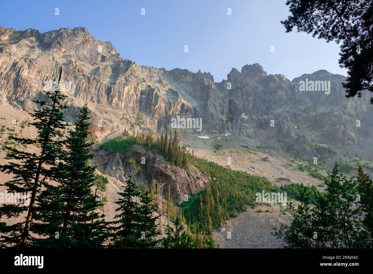 Große Klippen über dem Little Strawberry Lake in Oregon Stockfoto