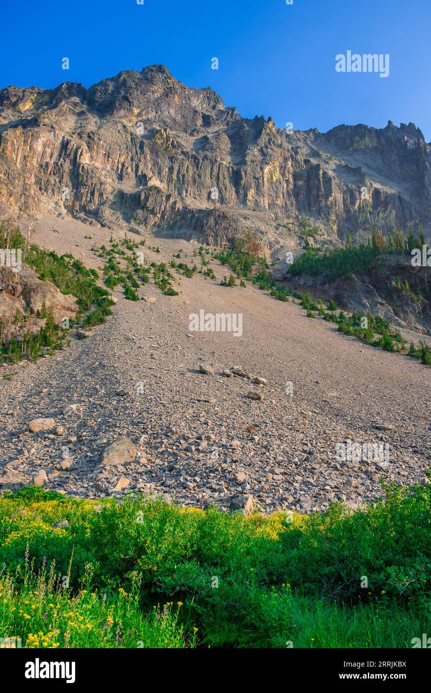 Felssturz und große Klippen über dem Little Strawberry Lake in Oregon Stockfoto