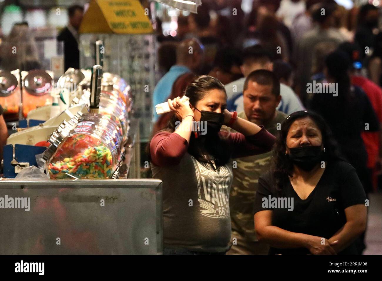 220729 -- LOS ANGELES, 29. Juli 2022 -- Kunden werden auf dem Grand Central Market in Los Angeles, Kalifornien, USA gesehen, 29. Juli 2022. Das Los Angeles County im US-Bundesstaat Kalifornien hat die Pläne zur Wiedereinführung eines COVID-19-Maskenmandats angesichts der sinkenden Zahl von Fällen und Krankenhauseinweisungen aufgegeben. Gesundheitsbeamte in der Grafschaft, die eine Bevölkerung von 10 Millionen Menschen hat, hatten geplant, Masken drinnen ab Freitag obligatorisch zu machen. U.S.-LOS ANGELES-COVID-19-MASK MANDAT-DROP XINXHUA PUBLICATIONXNOTXINXCHN Stockfoto